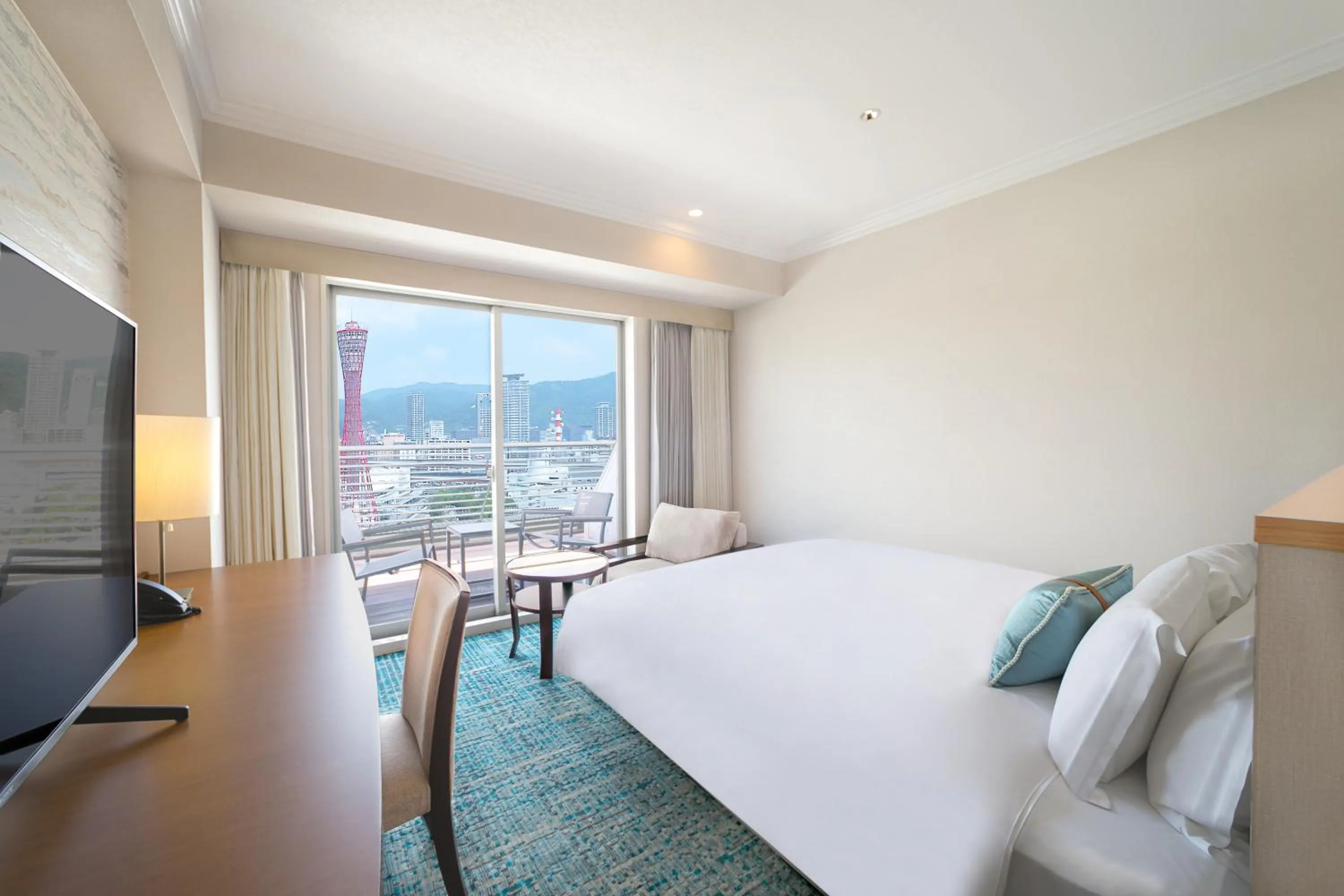 Photo of the whole room, Bed in Kobe Meriken Park Oriental Hotel