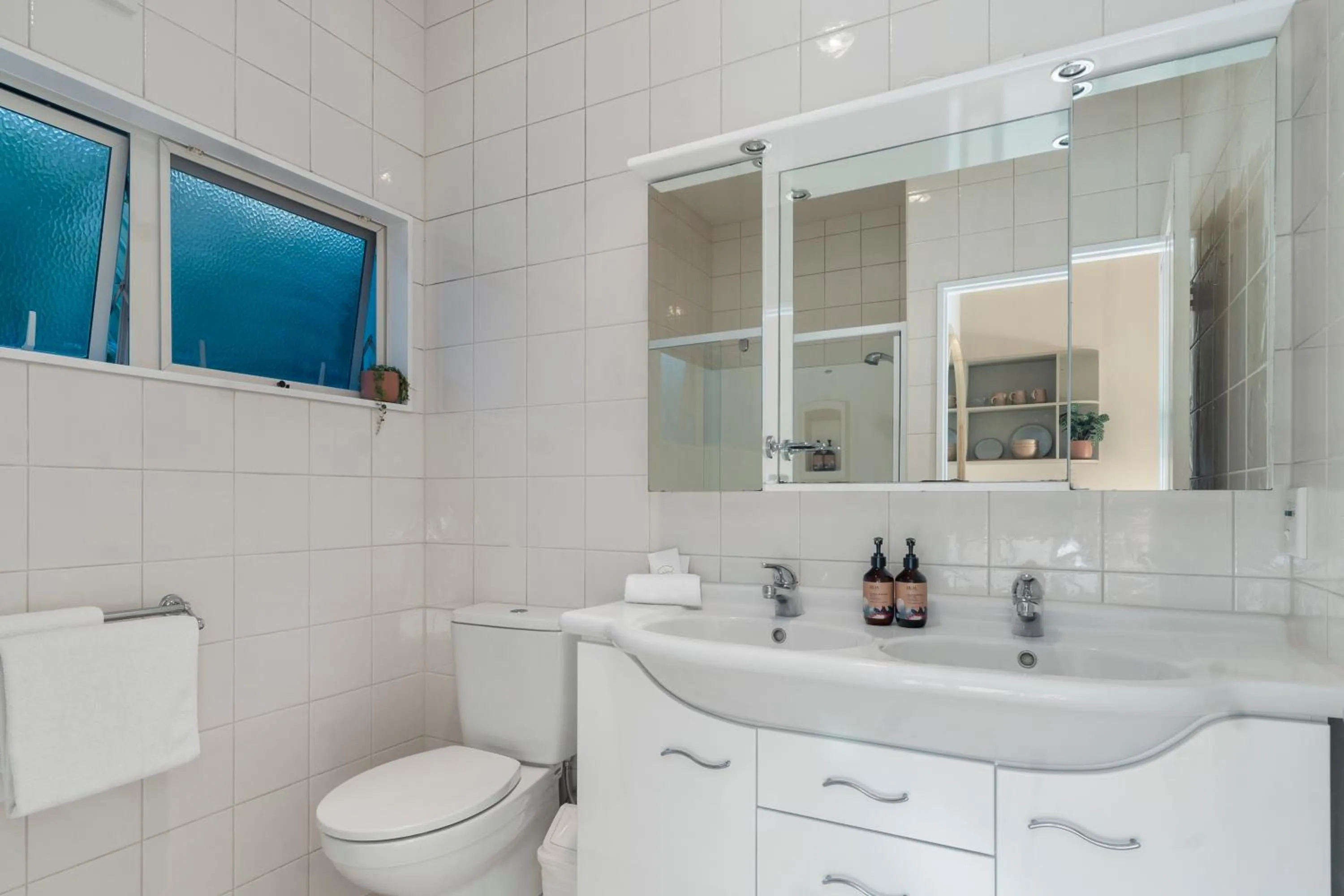 Toilet in ASURE Admirals View Motel