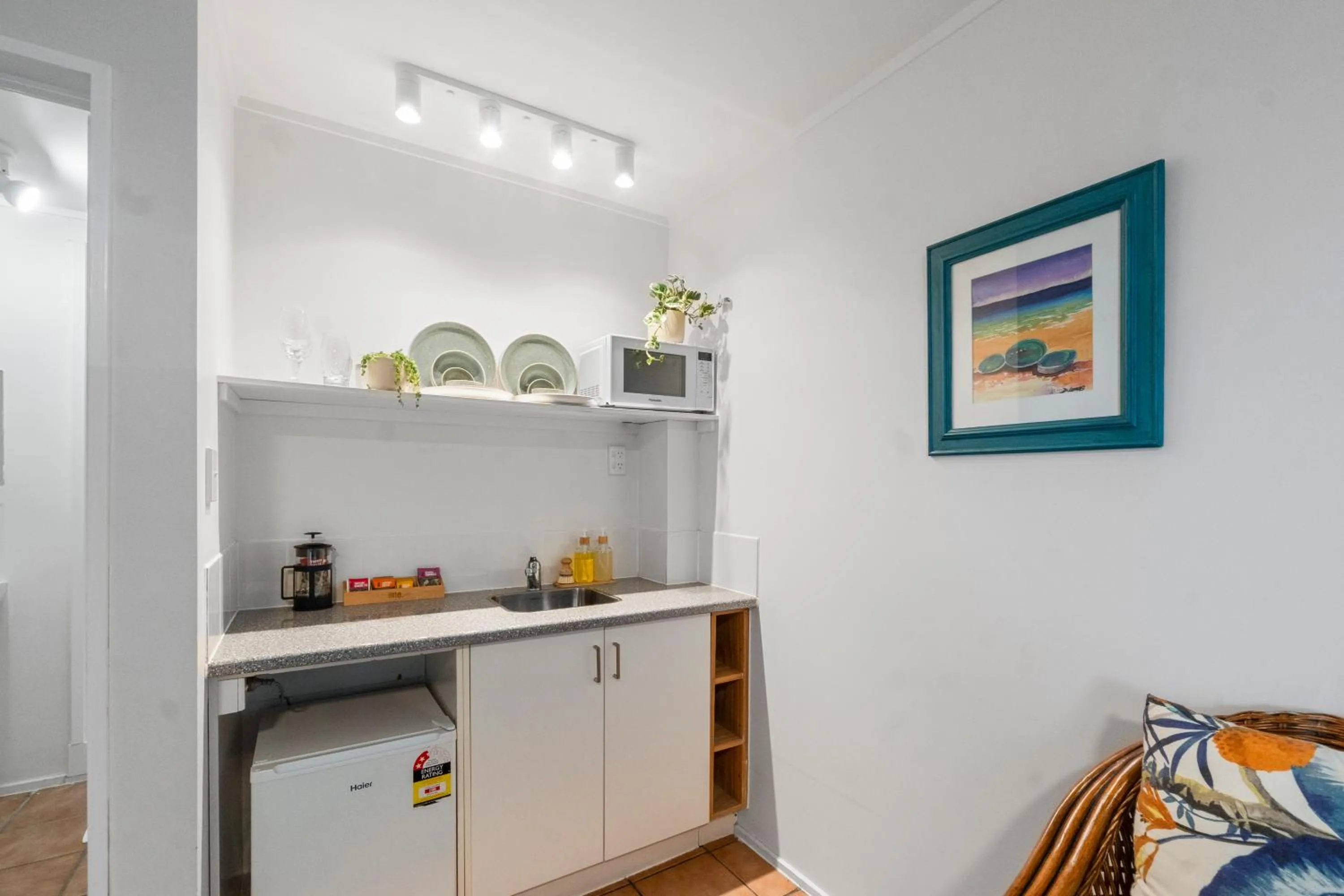 Kitchen or kitchenette in ASURE Admirals View Motel