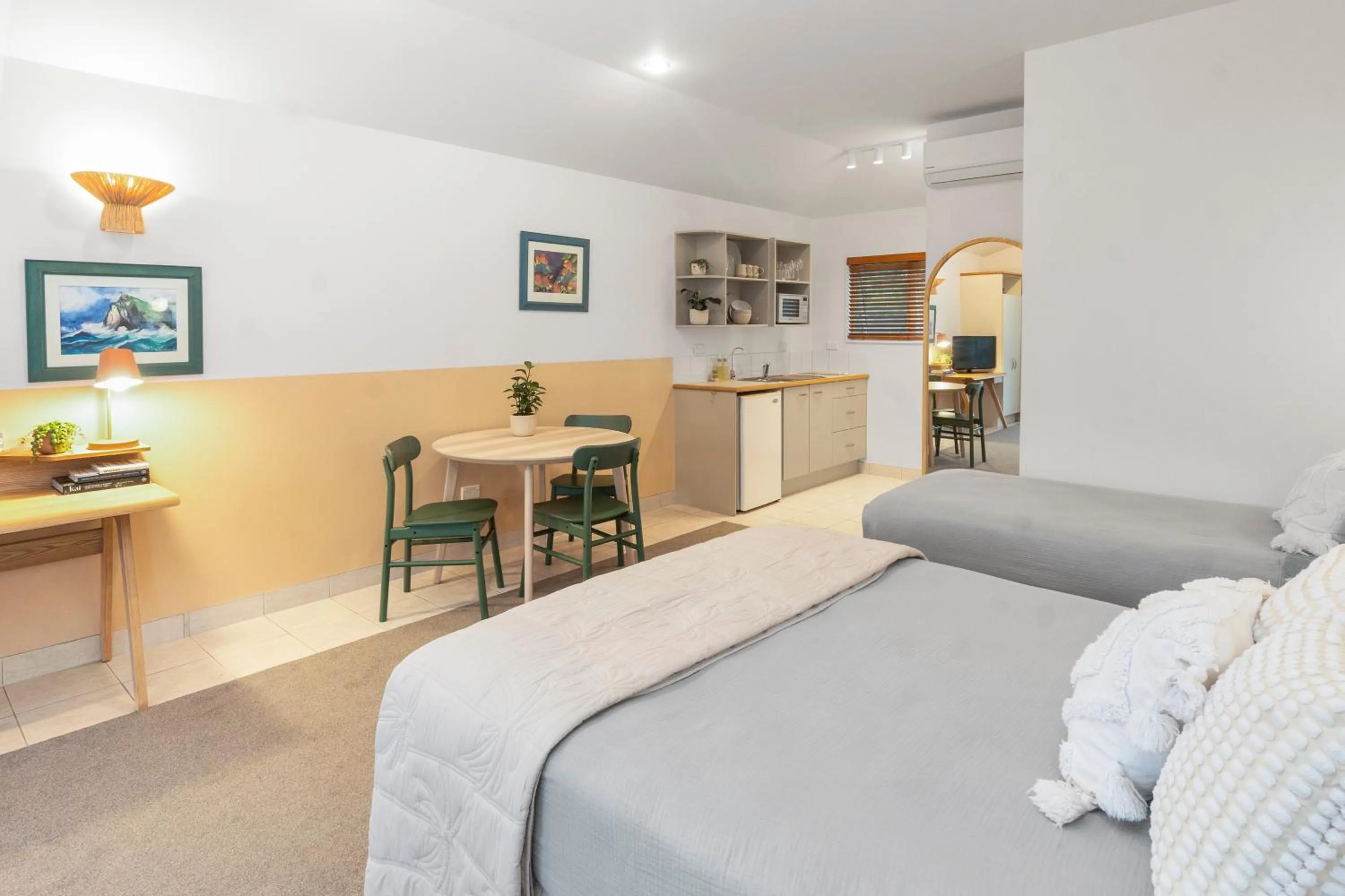 Kitchen or kitchenette, Bed in ASURE Admirals View Motel