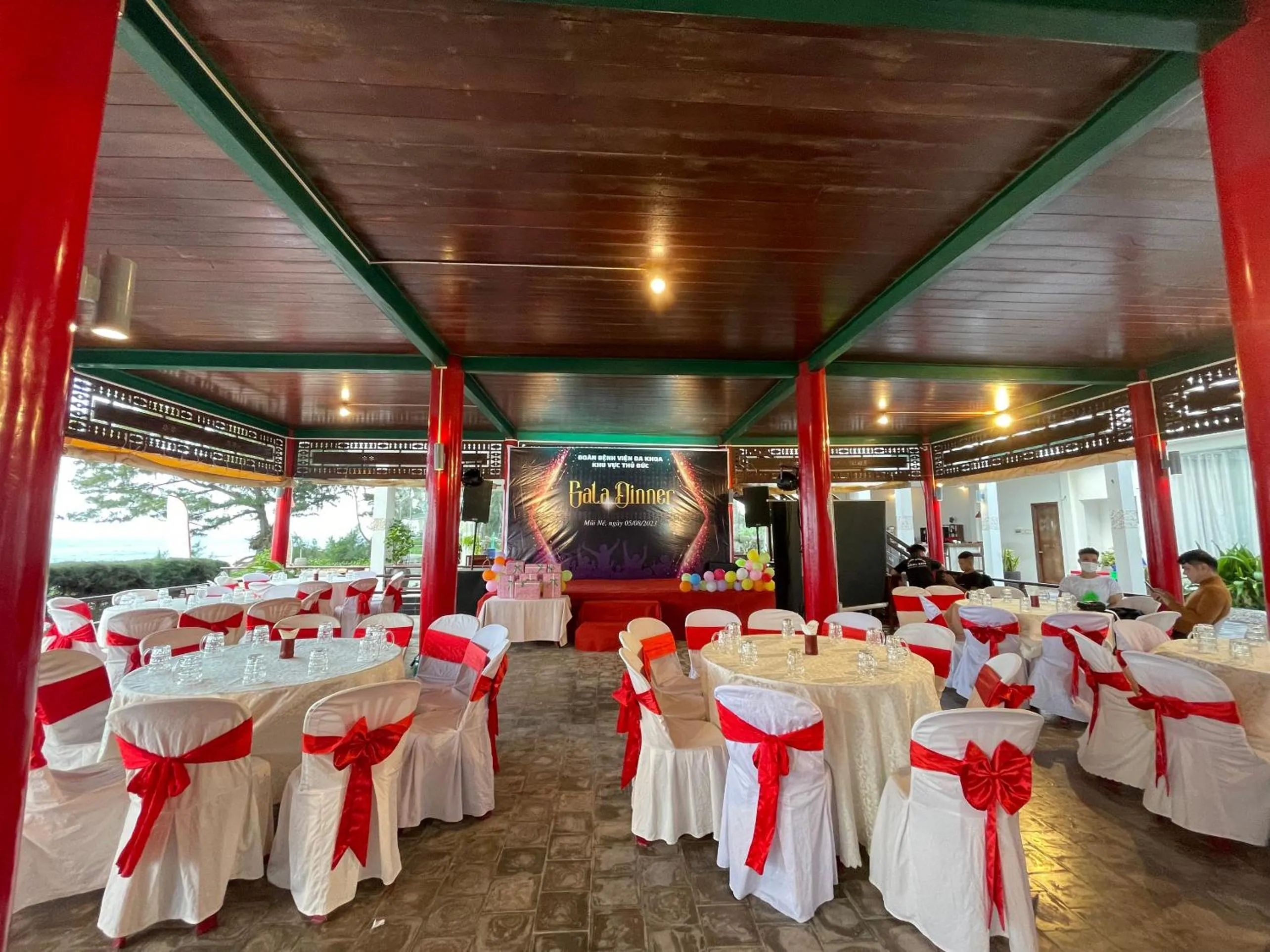 Restaurant/places to eat in Full Moon Village Resort