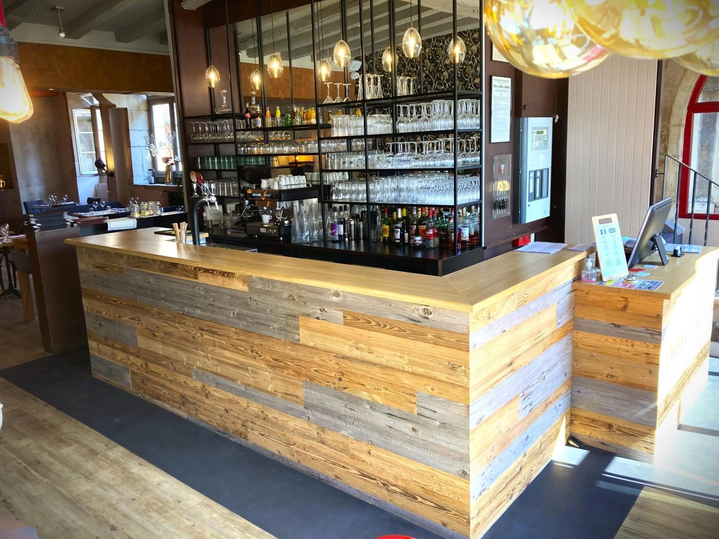 Lounge or bar in Le Corbeau