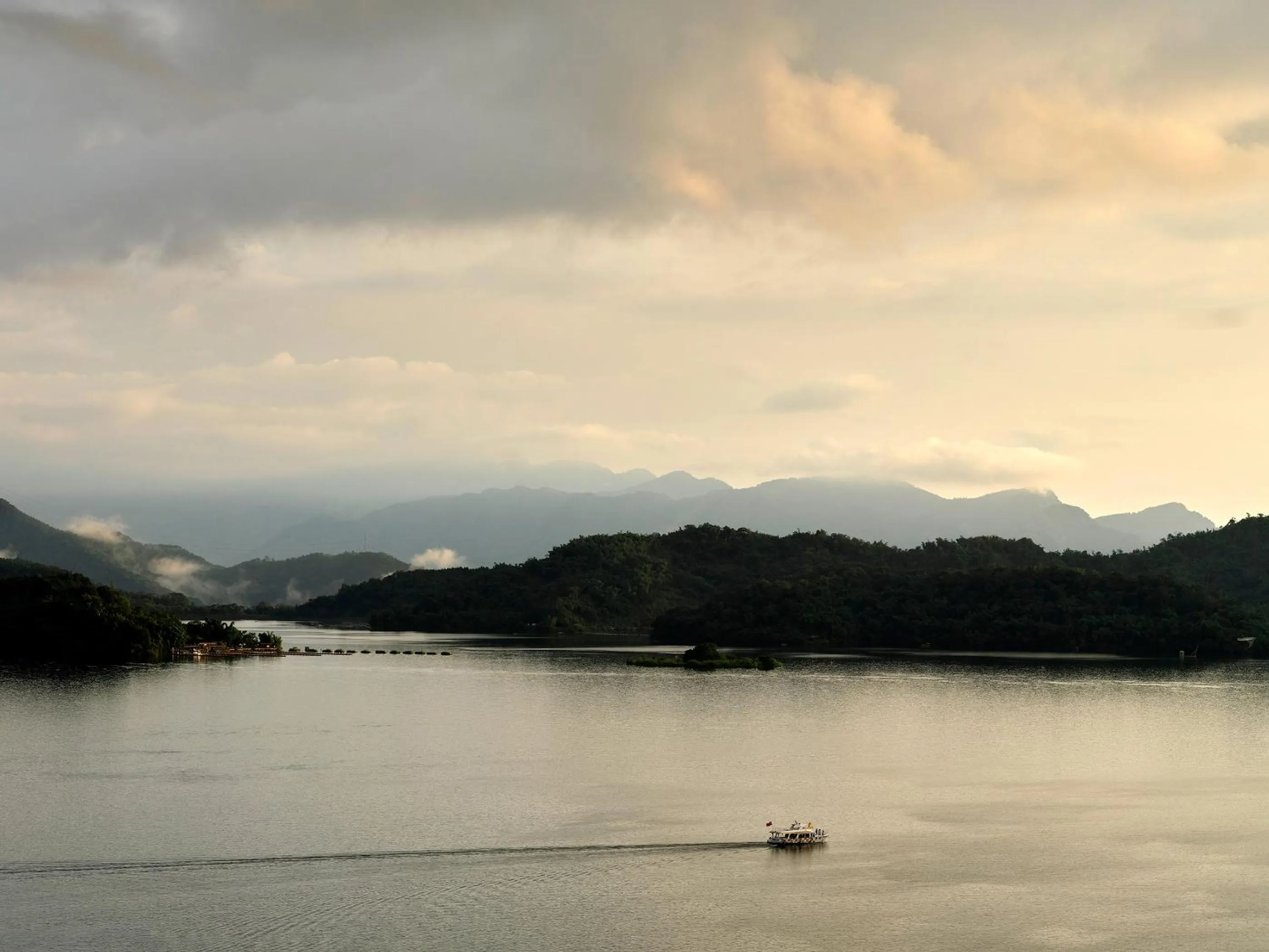 Lake view in Fleur de Chine Hotel