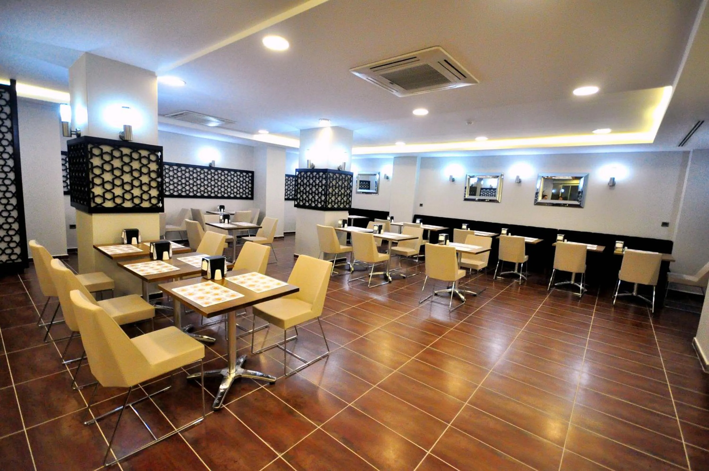 Restaurant/places to eat in Hotel Osaka Airport