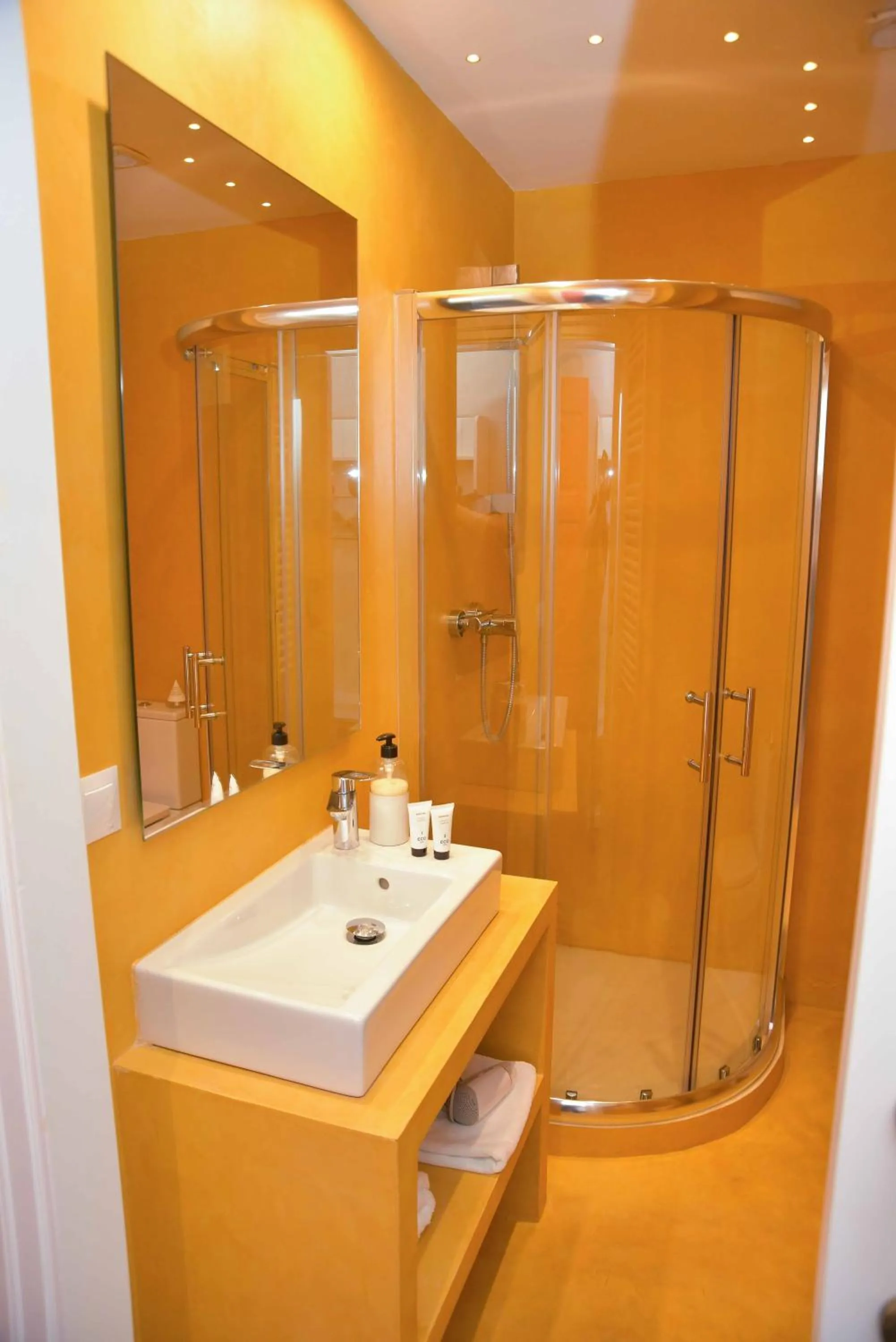 Shower in Boabdil Guesthouse