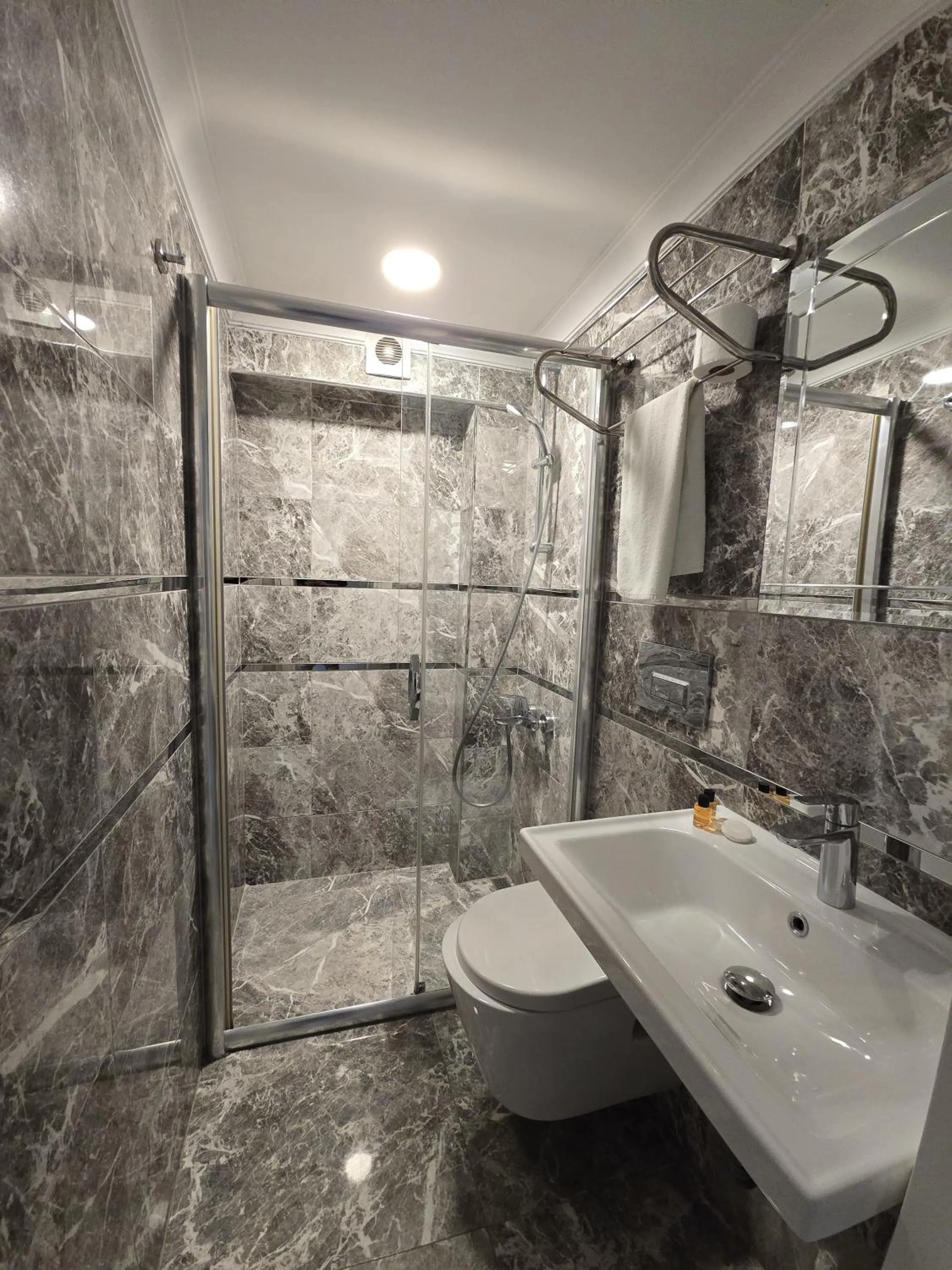 Shower in The Empress Theodora Hotel ll