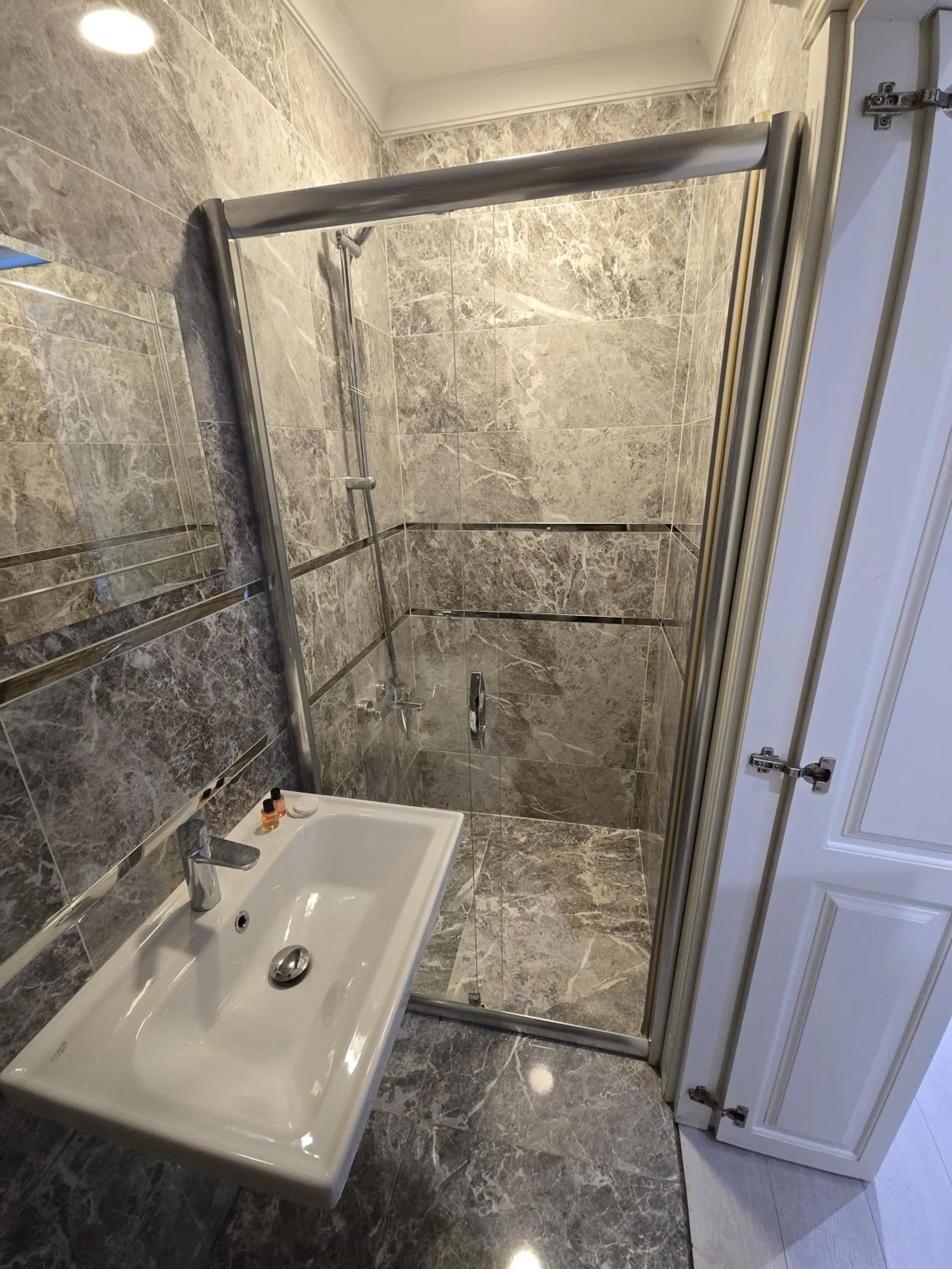 Shower in The Empress Theodora Hotel ll