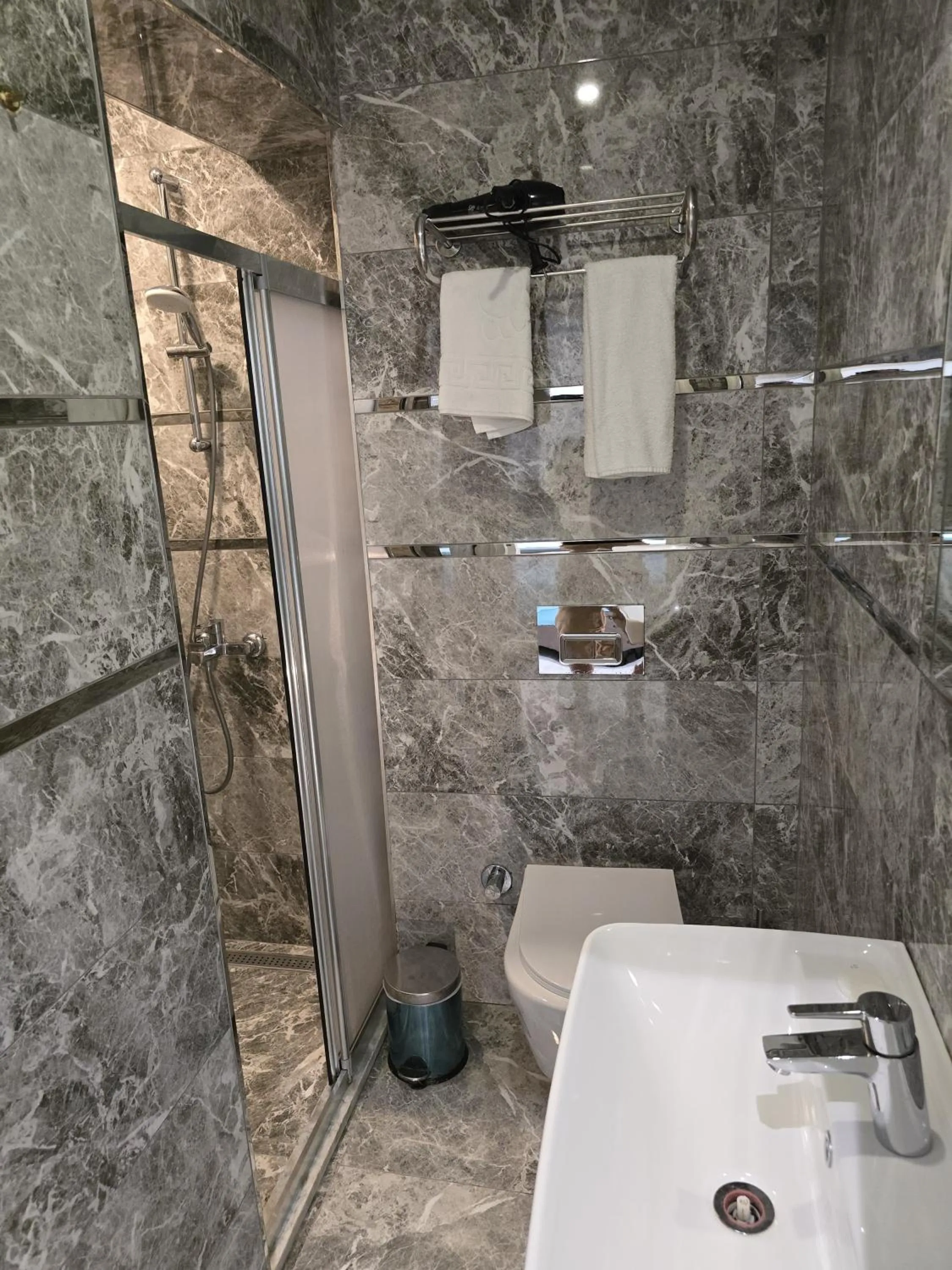 Shower in The Empress Theodora Hotel ll