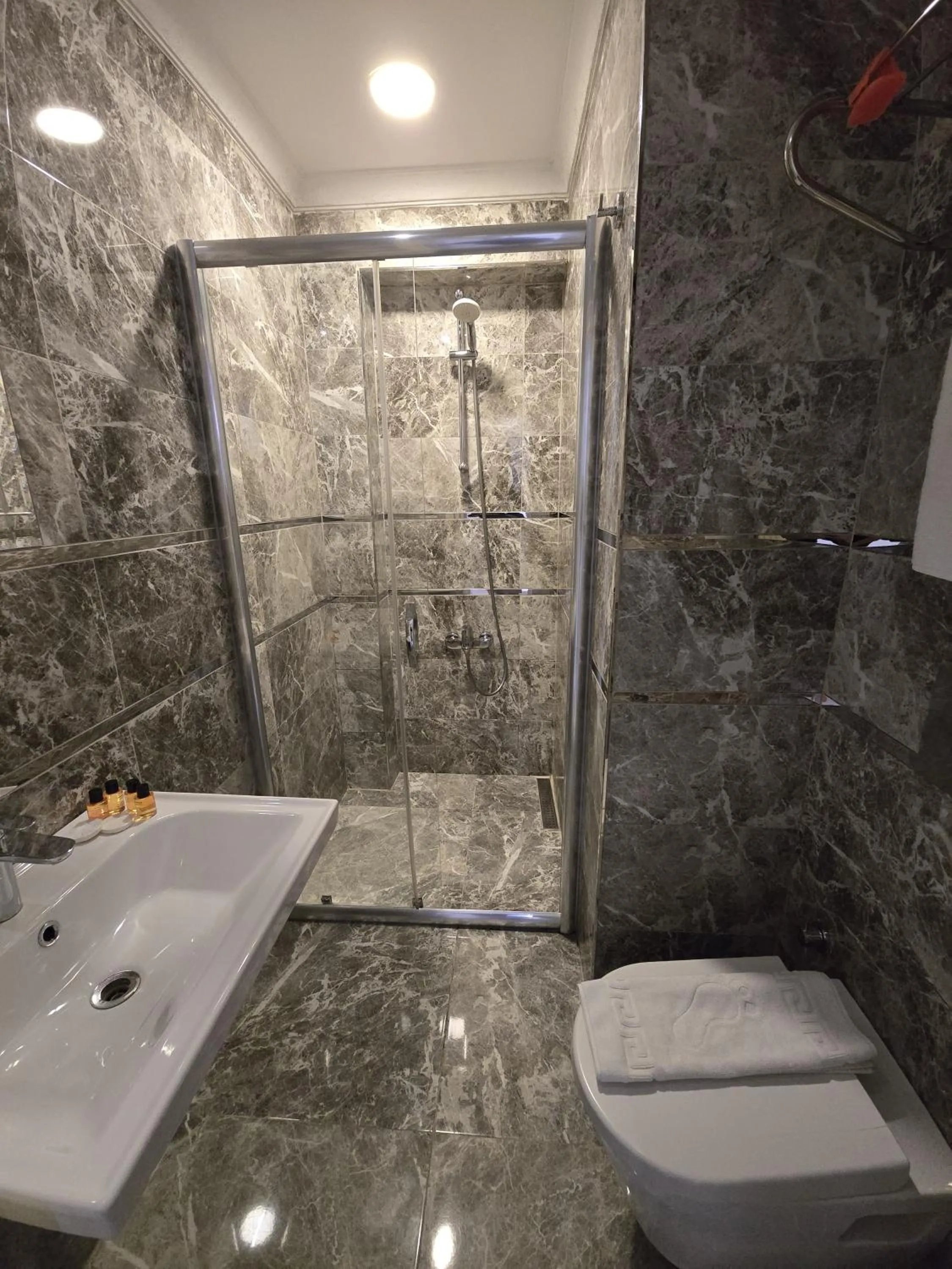 Shower in The Empress Theodora Hotel ll