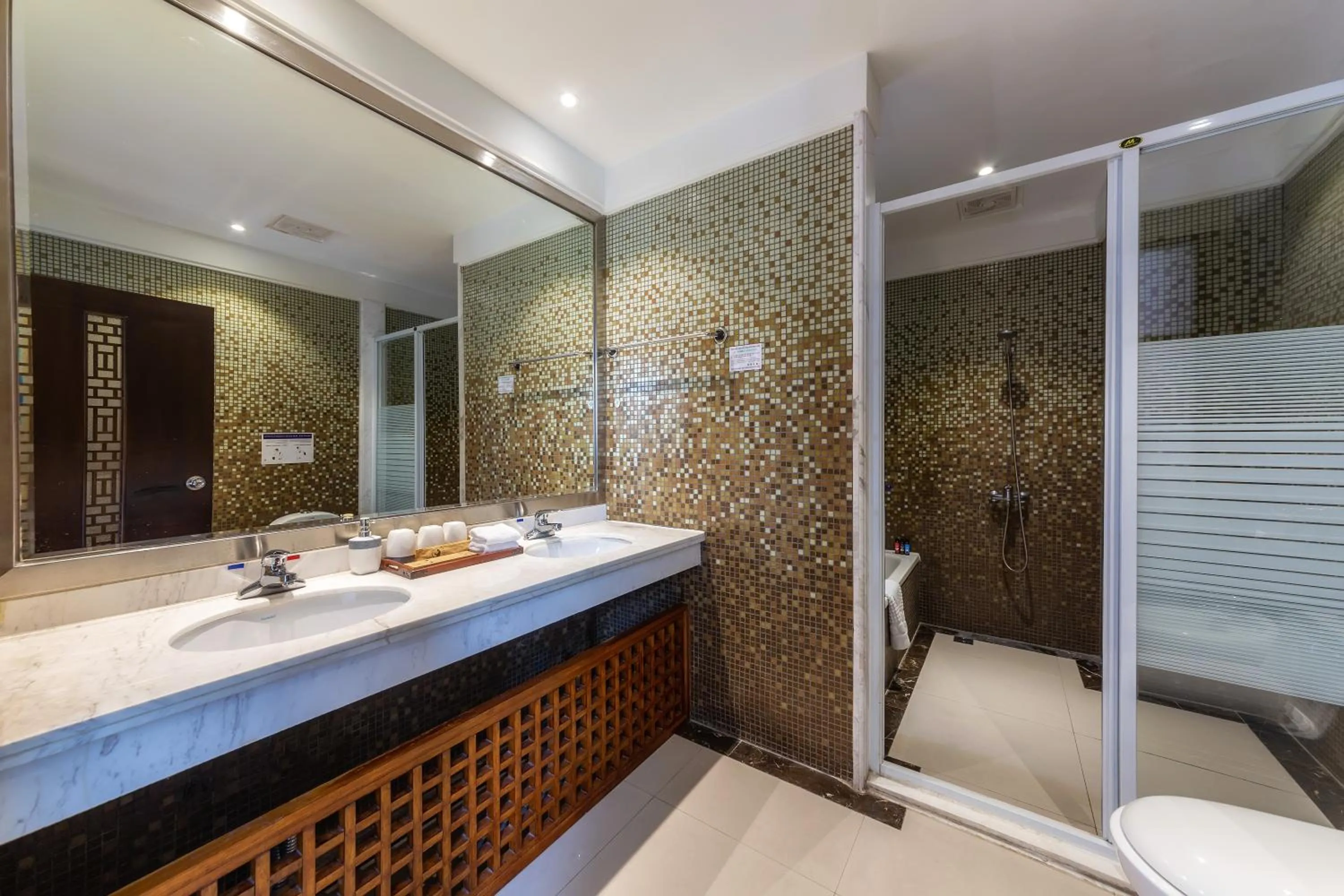 Shower in Aroma Tea House