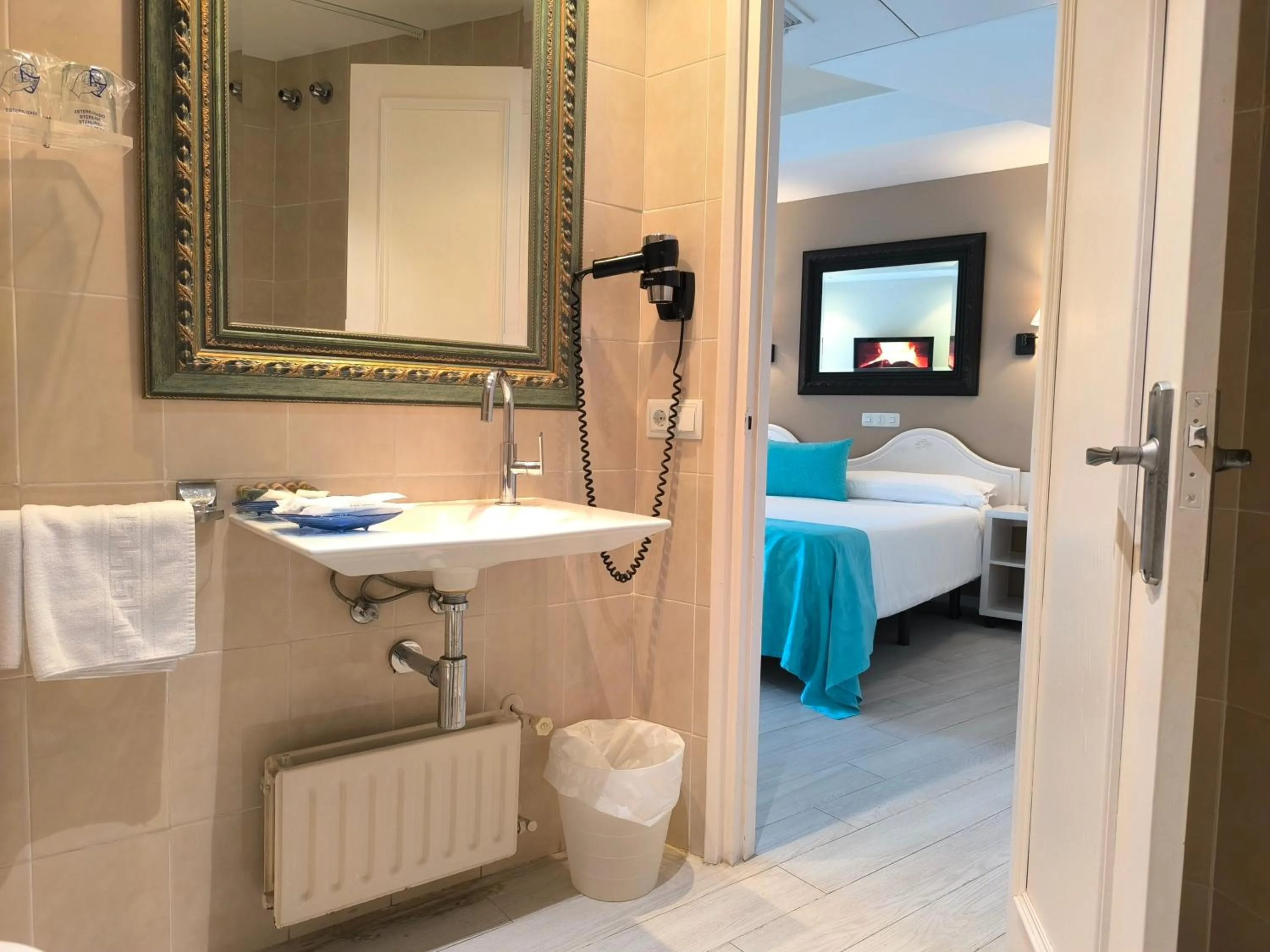 Property building, Bed in Hotel Spa La Terrassa