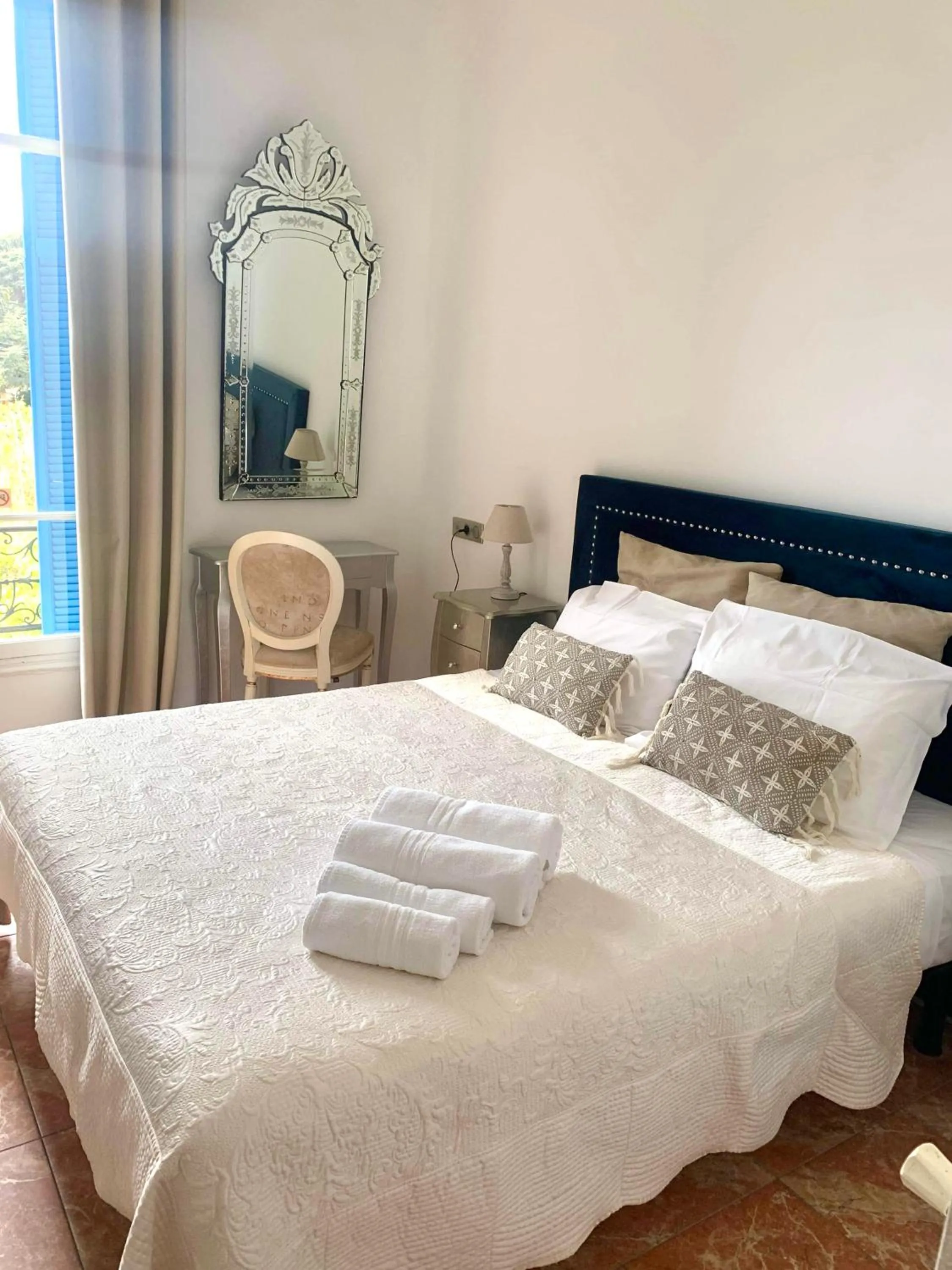 Bedroom, Bed in Hotel Normandy