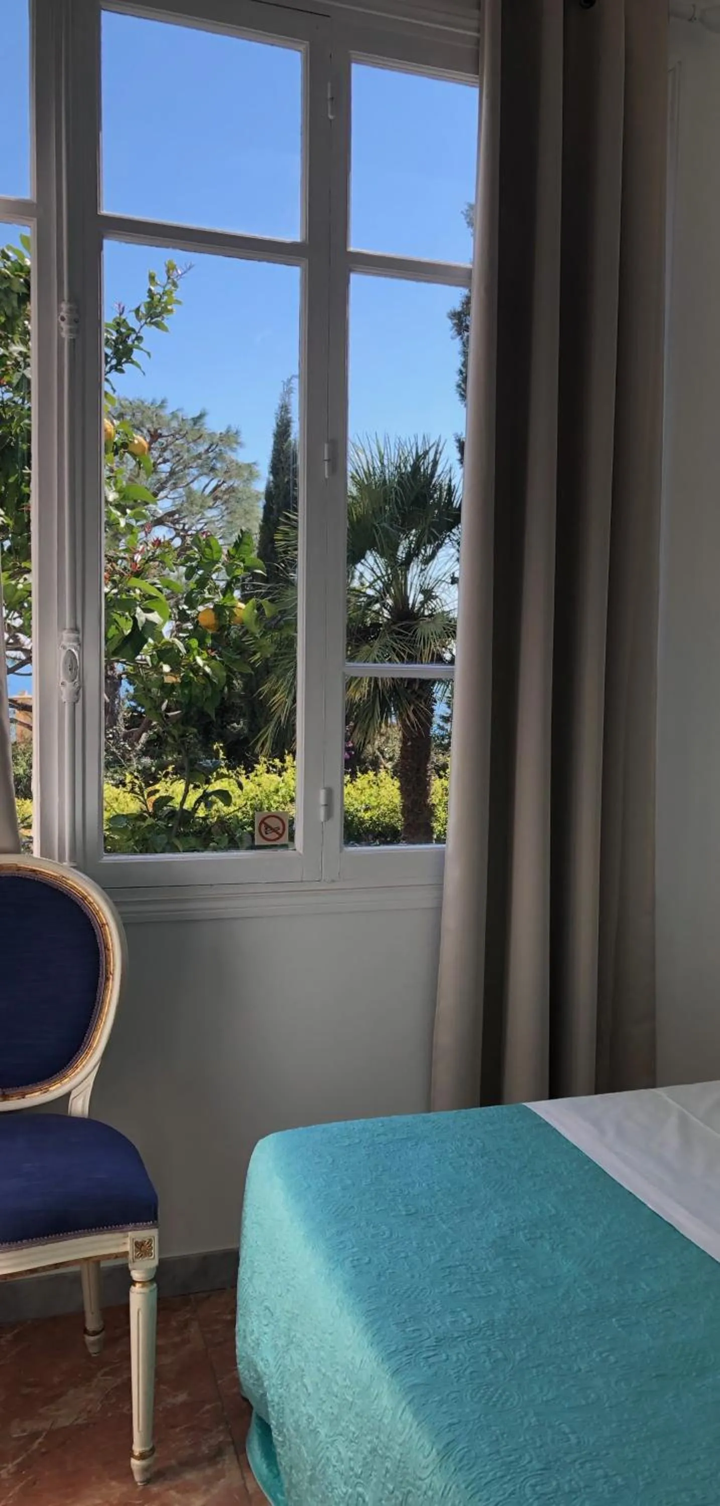 Garden view, Bed in Hotel Normandy