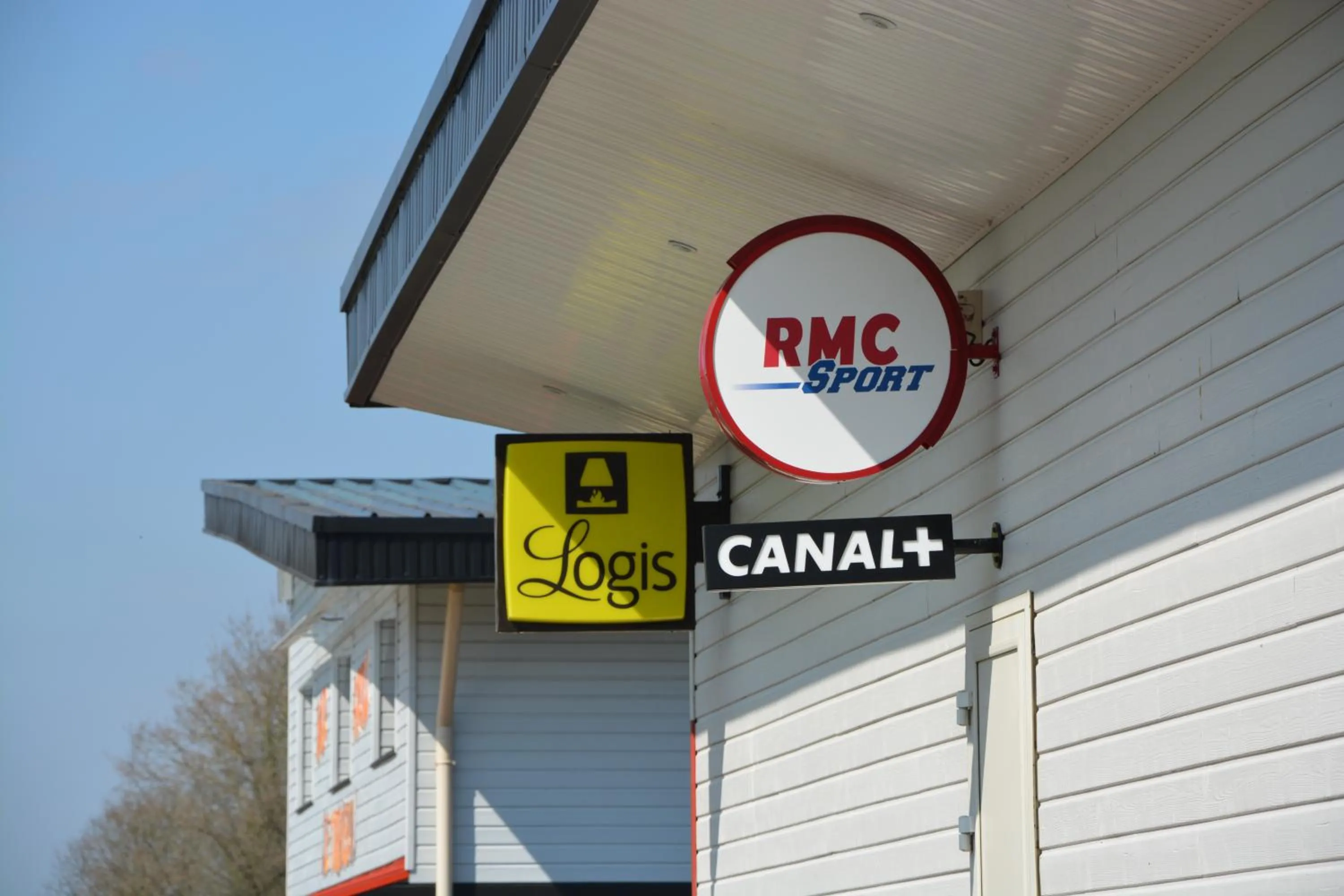 Property logo or sign in Hôtel NoMinoé