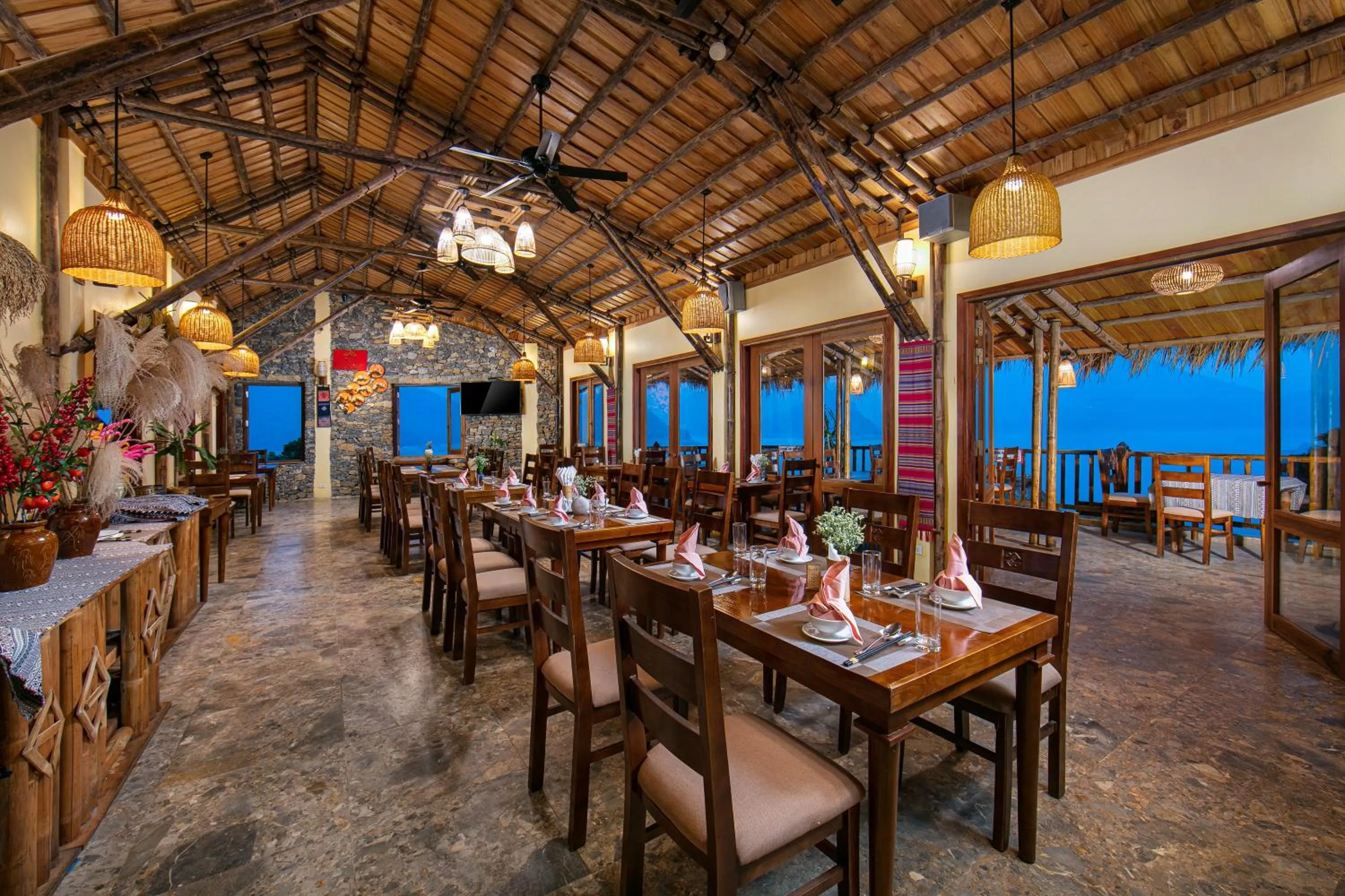 Restaurant/places to eat in Mai Chau Hideaway Lake Resort