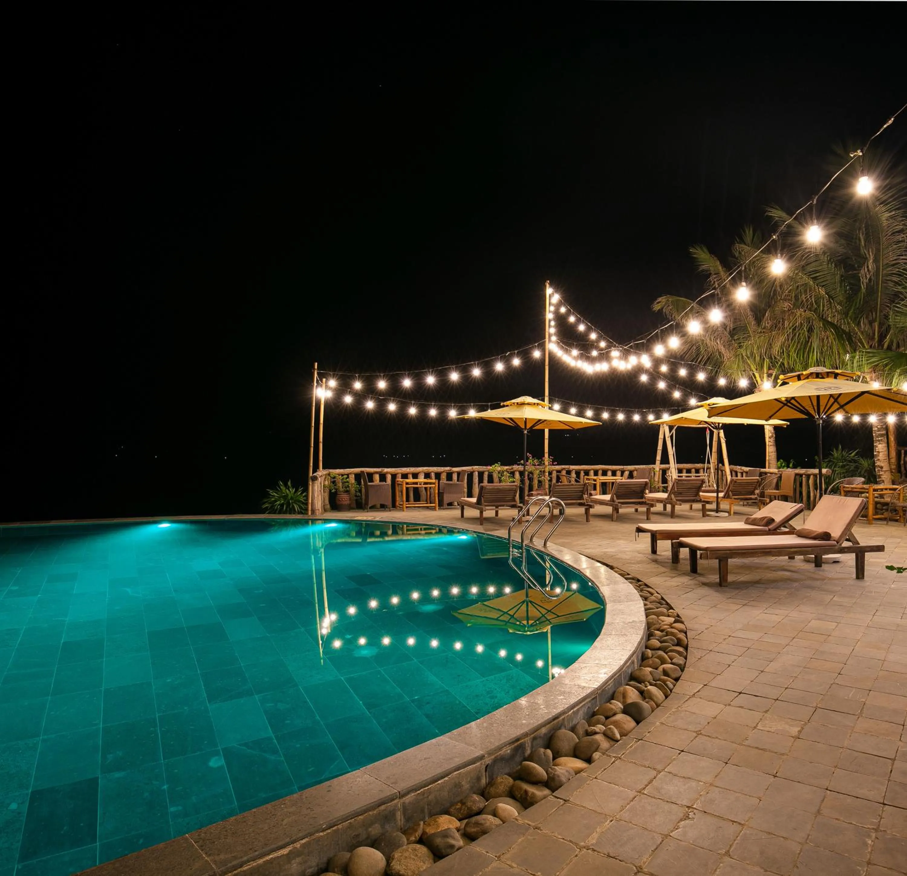 Swimming pool in Mai Chau Hideaway Lake Resort