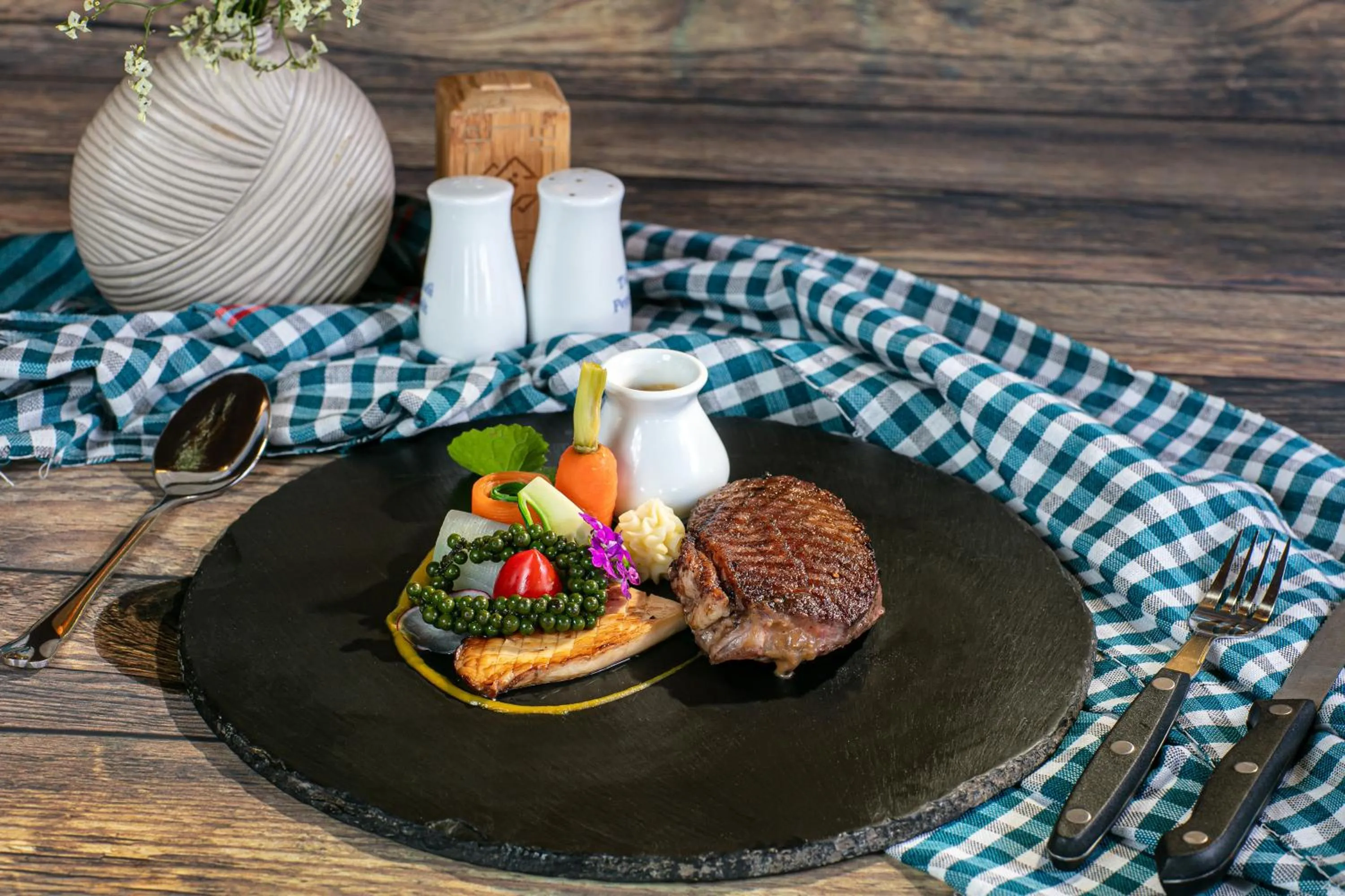 Food in Mai Chau Hideaway Lake Resort