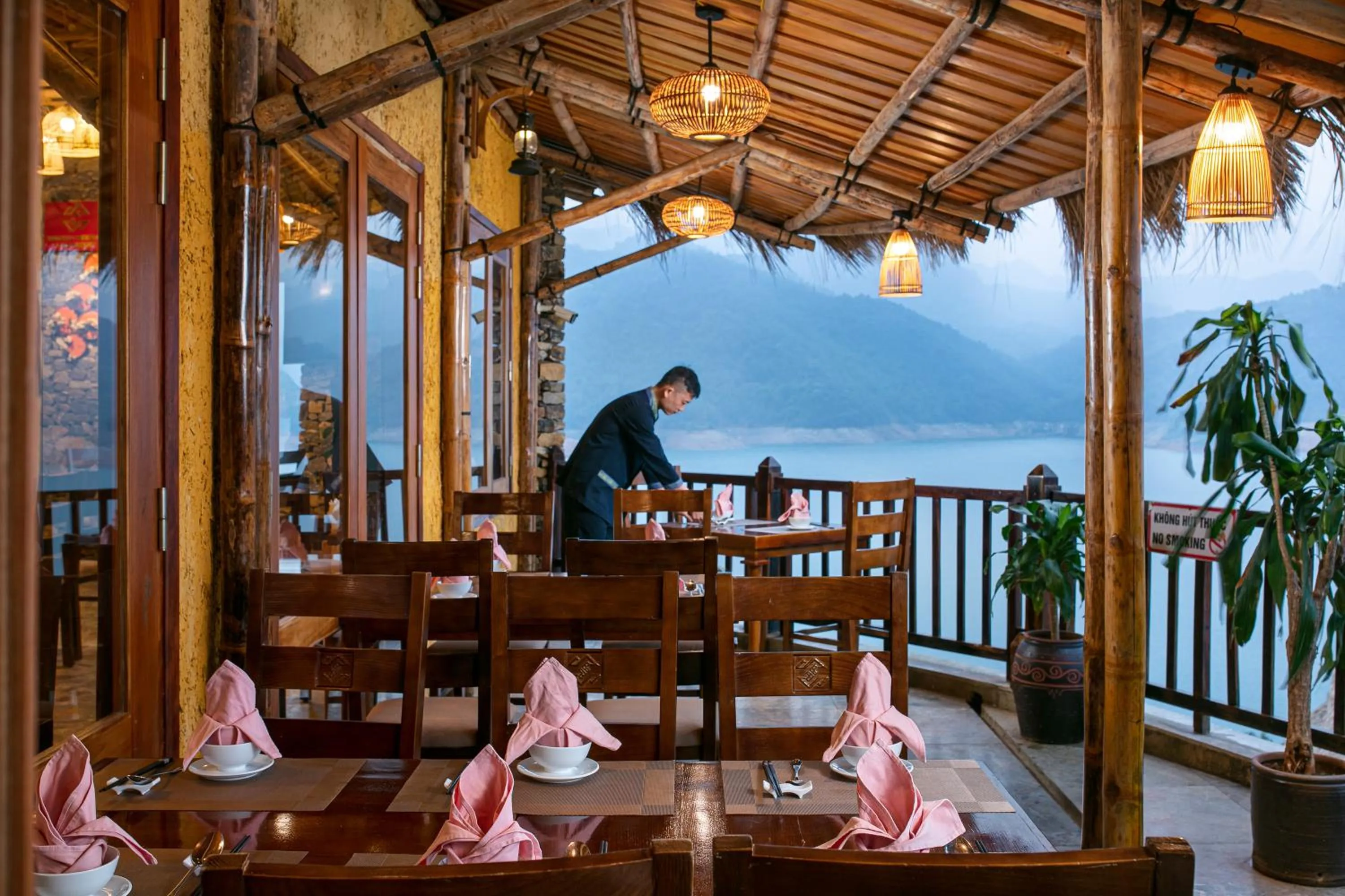 Restaurant/places to eat in Mai Chau Hideaway Lake Resort