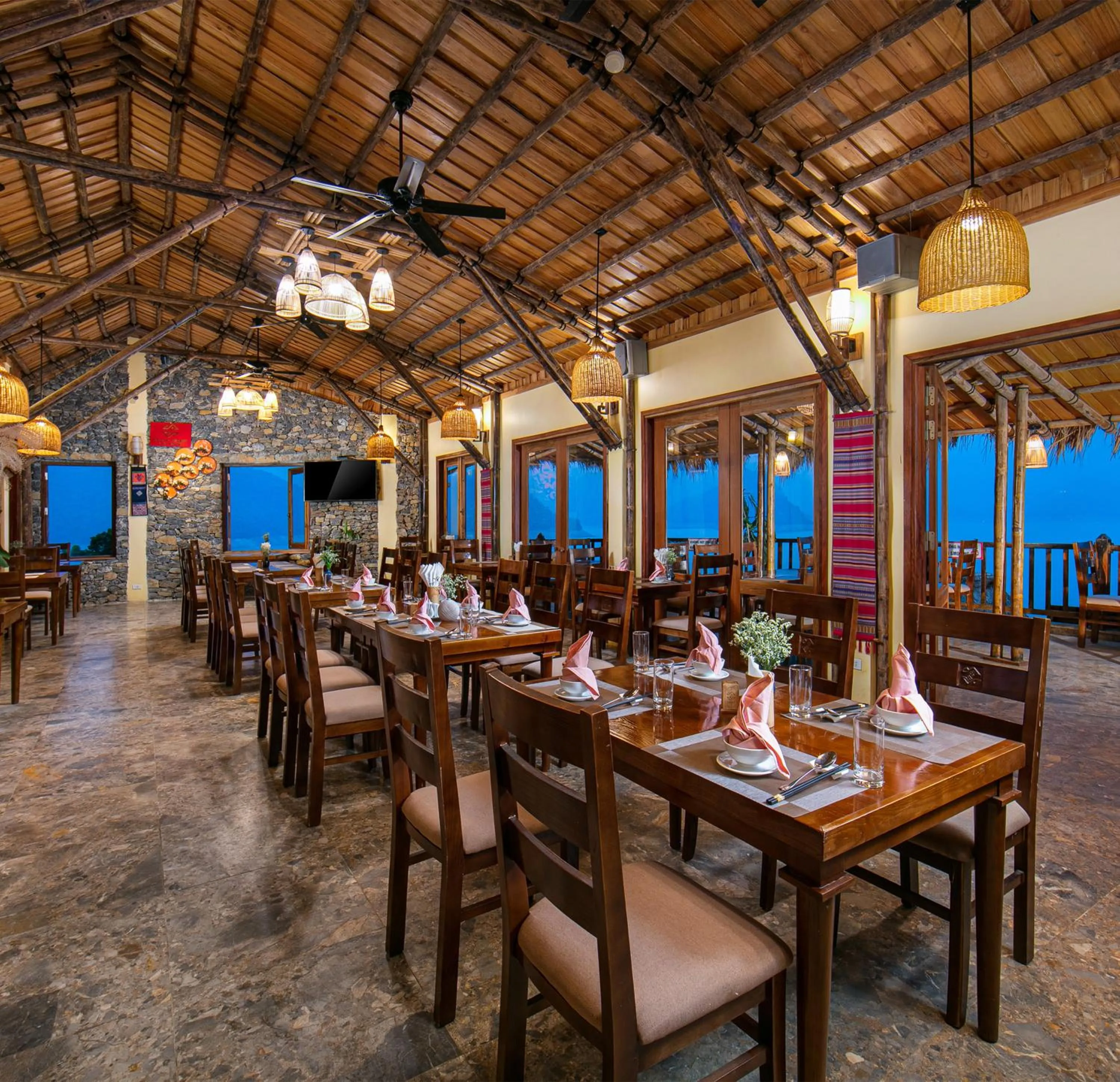 Restaurant/places to eat in Mai Chau Hideaway Lake Resort