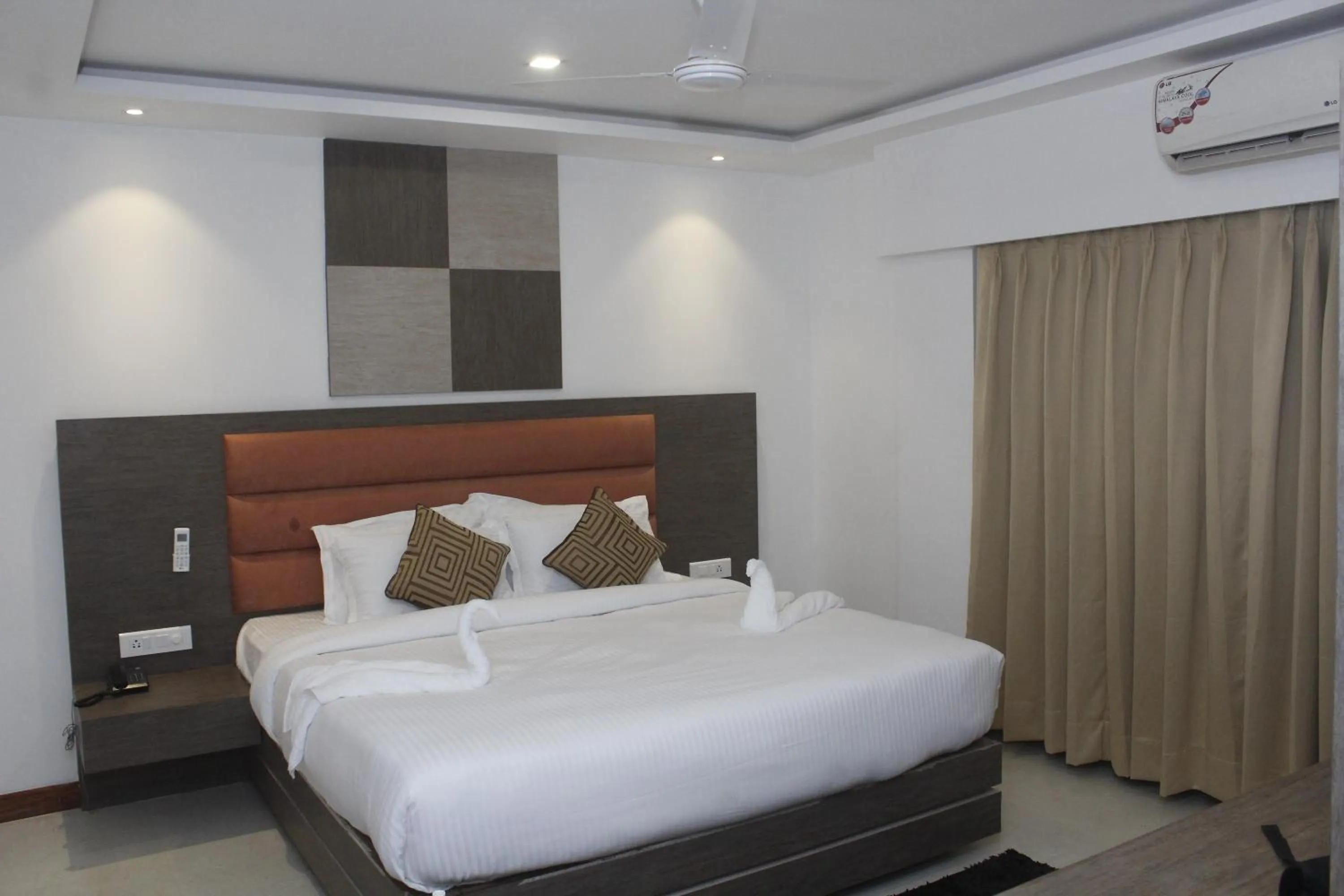 Bed in GK PALACE Pure VEG Hotel