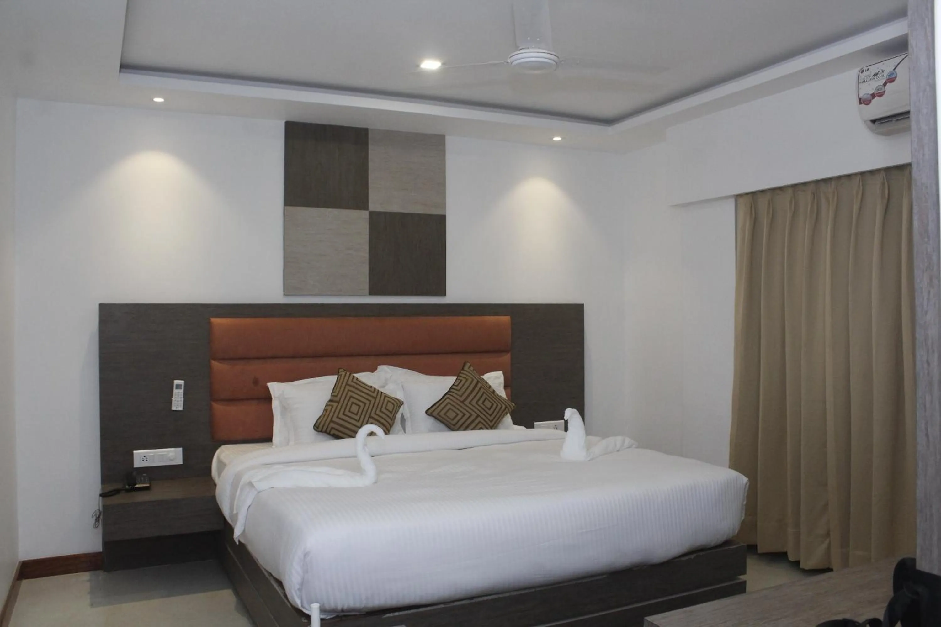 Bed in GK PALACE Pure VEG Hotel