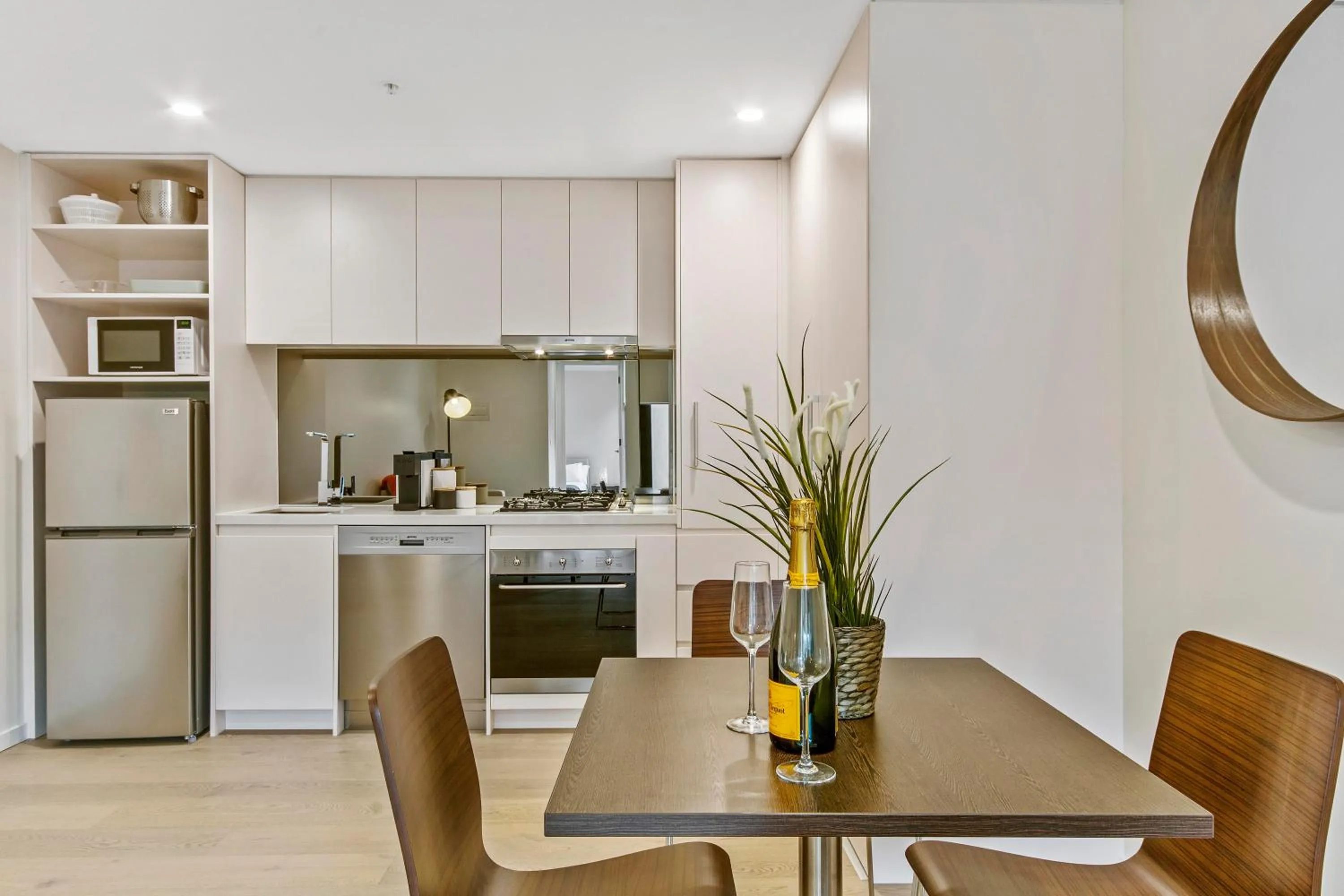 Dining area in Melbourne City Apartments - Teri