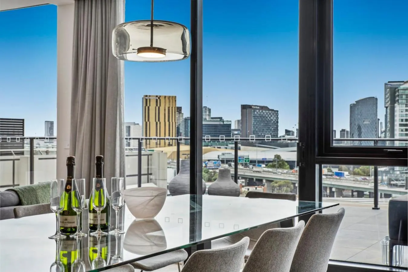 Dining area in Melbourne City Apartments - Teri