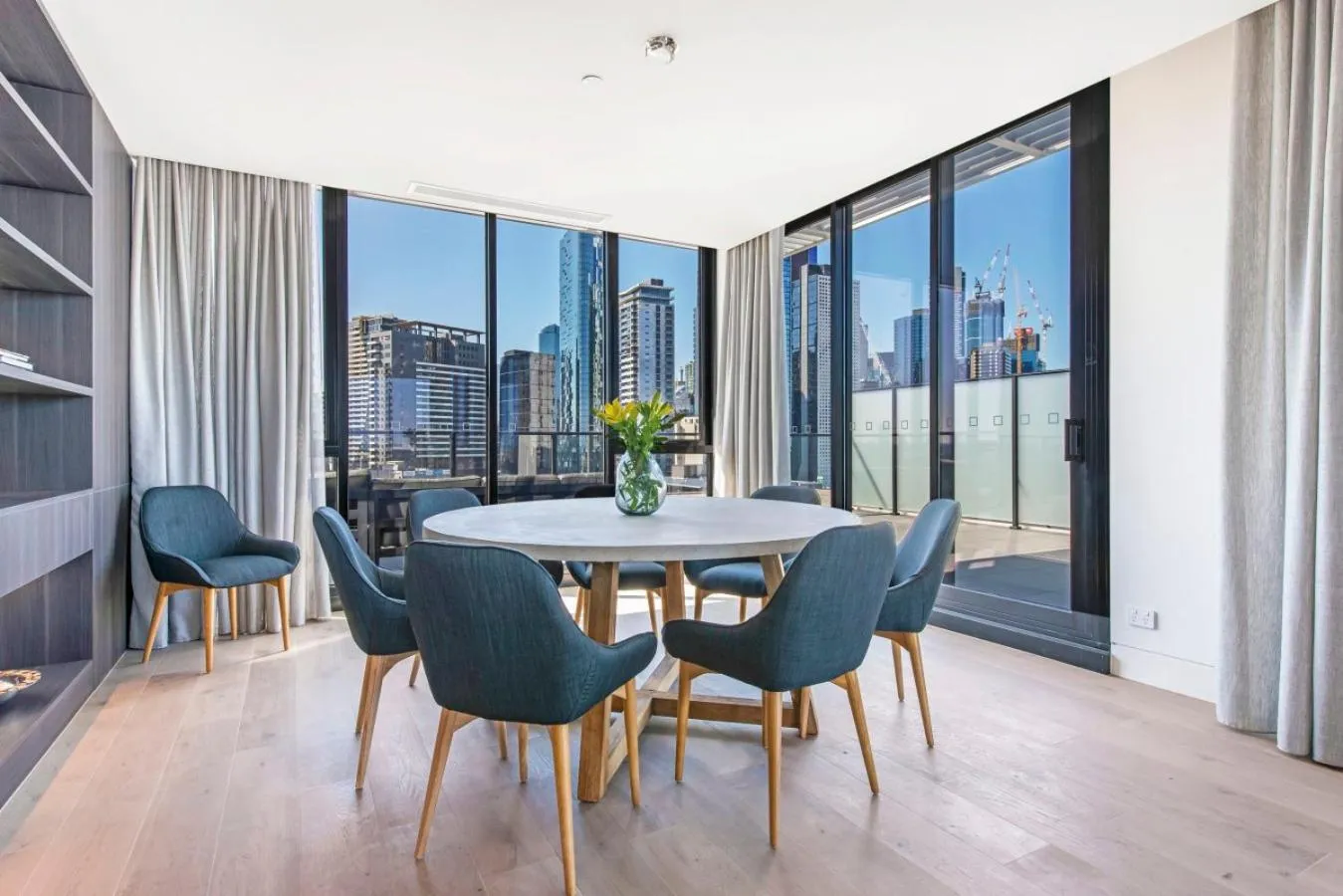 Dining area in Melbourne City Apartments - Teri