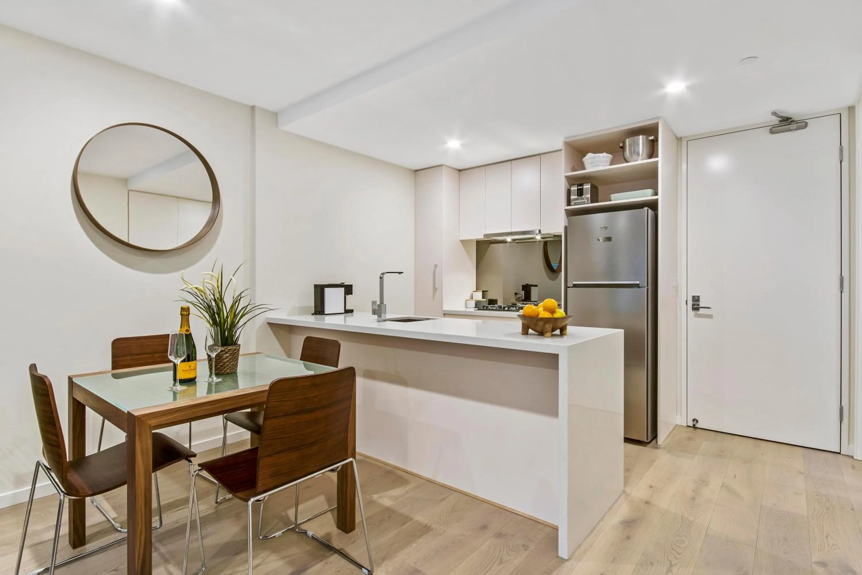 Dining area in Melbourne City Apartments - Teri