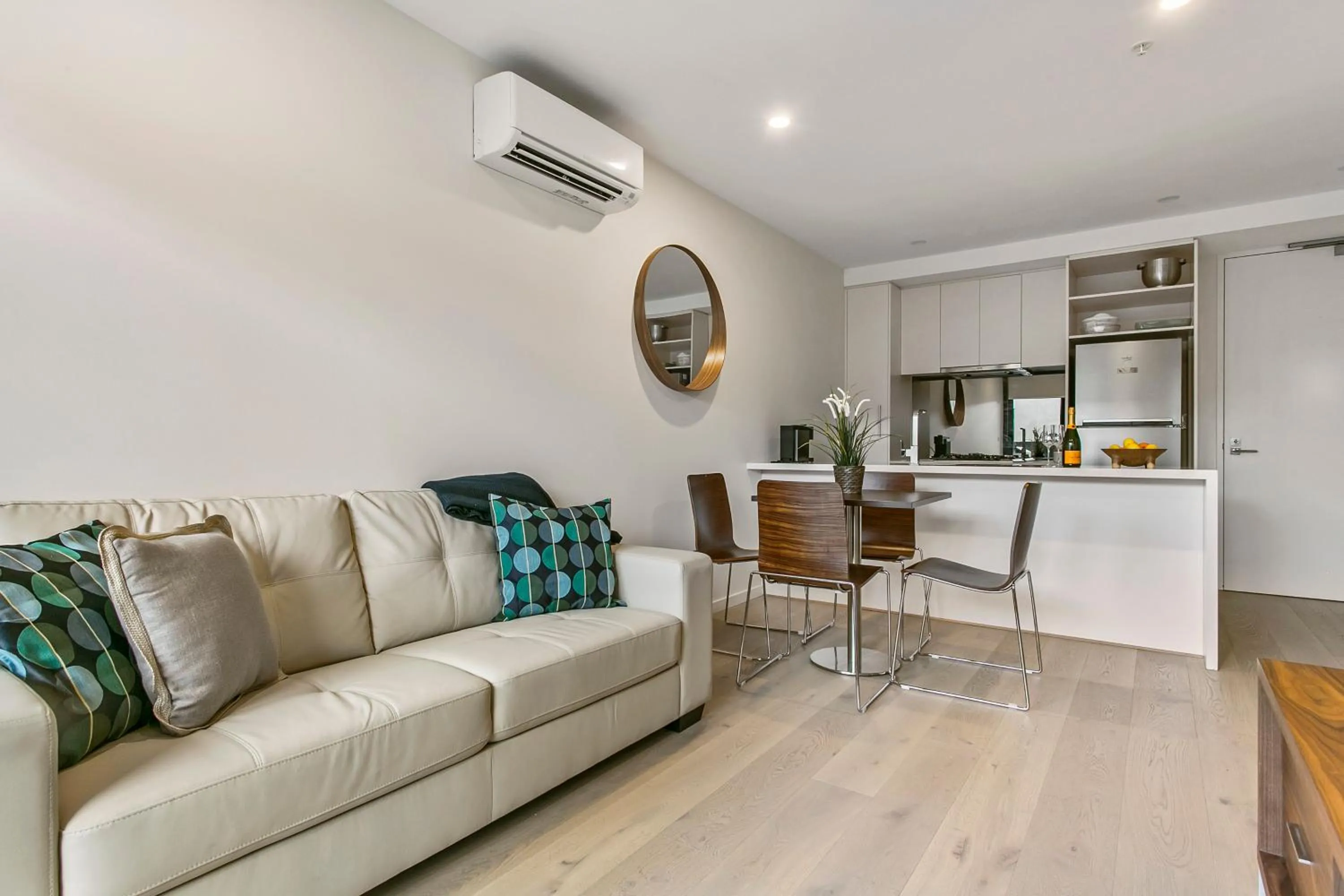 Kitchen or kitchenette in Melbourne City Apartments - Teri