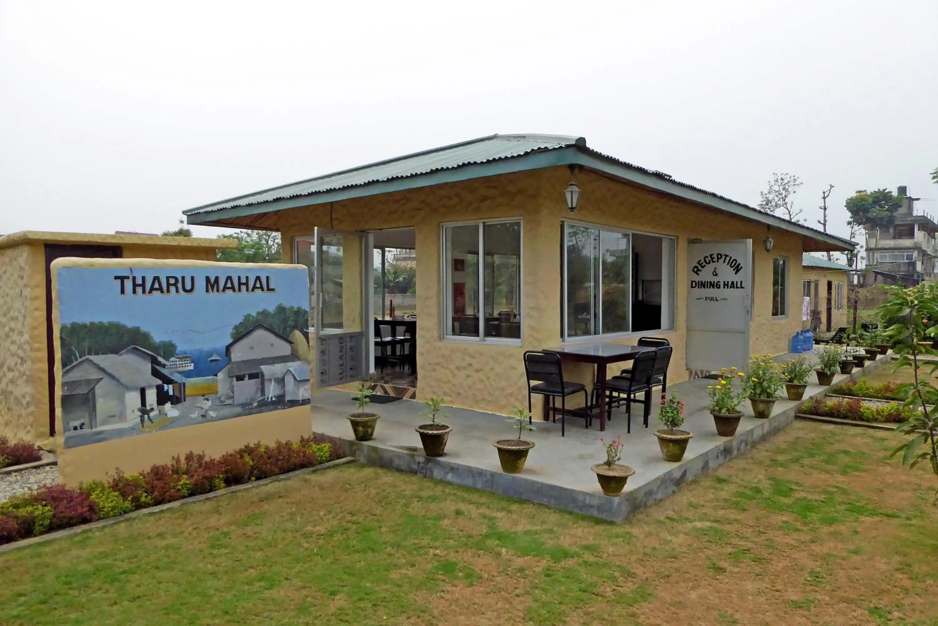 Restaurant/places to eat in Tharu Mahal