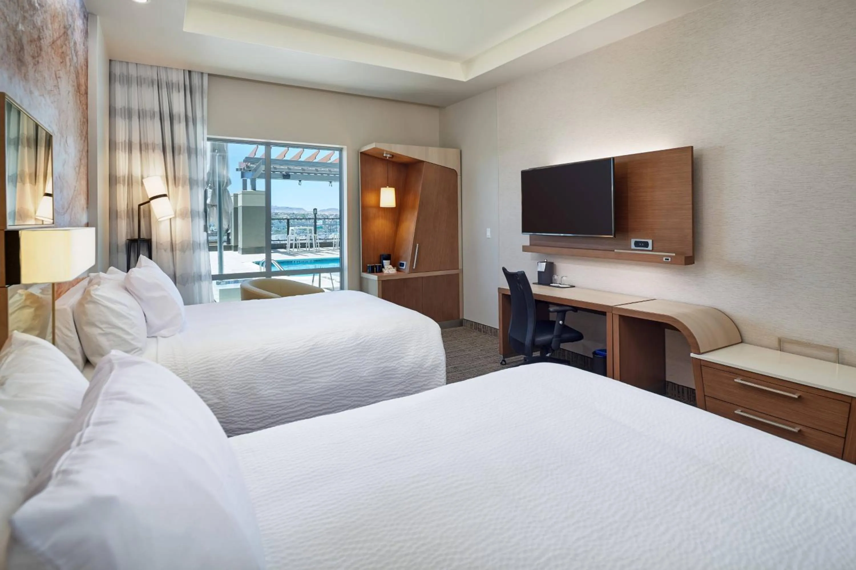 Swimming pool, Bed in Courtyard By Marriott El Paso Downtown/Convention Center