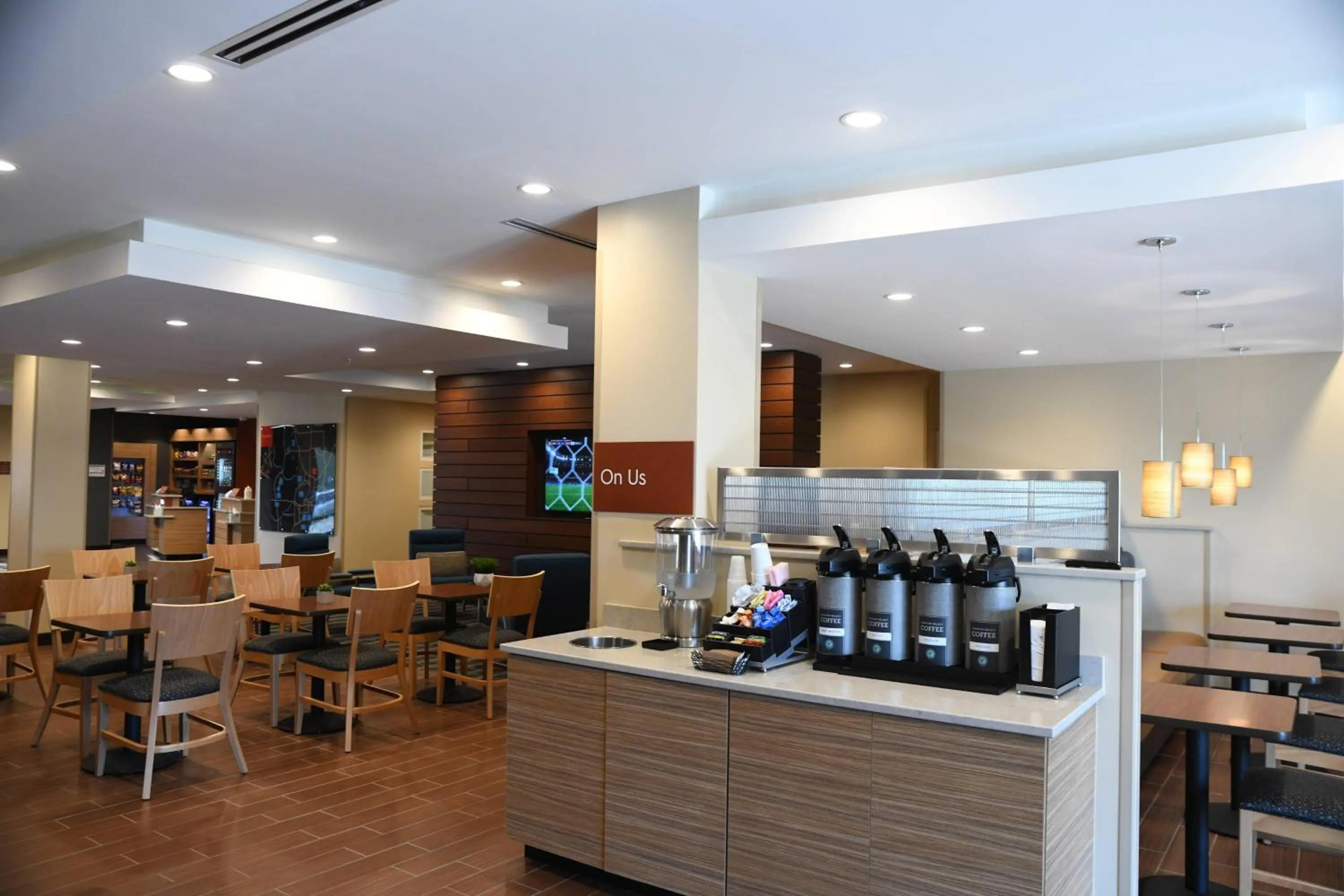 Lounge or bar in TownePlace Suites Kansas City At Briarcliff