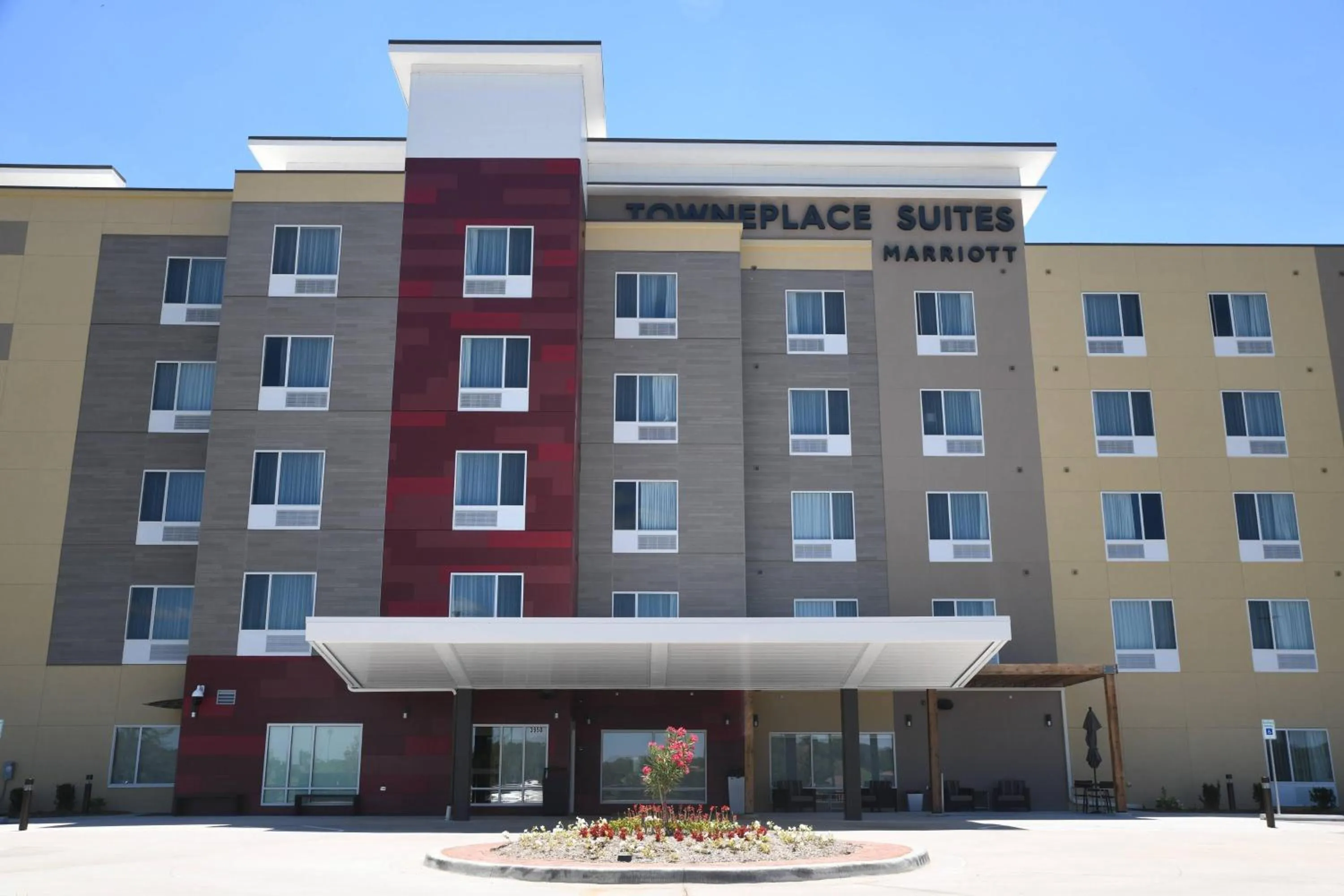 Property building in TownePlace Suites Kansas City At Briarcliff