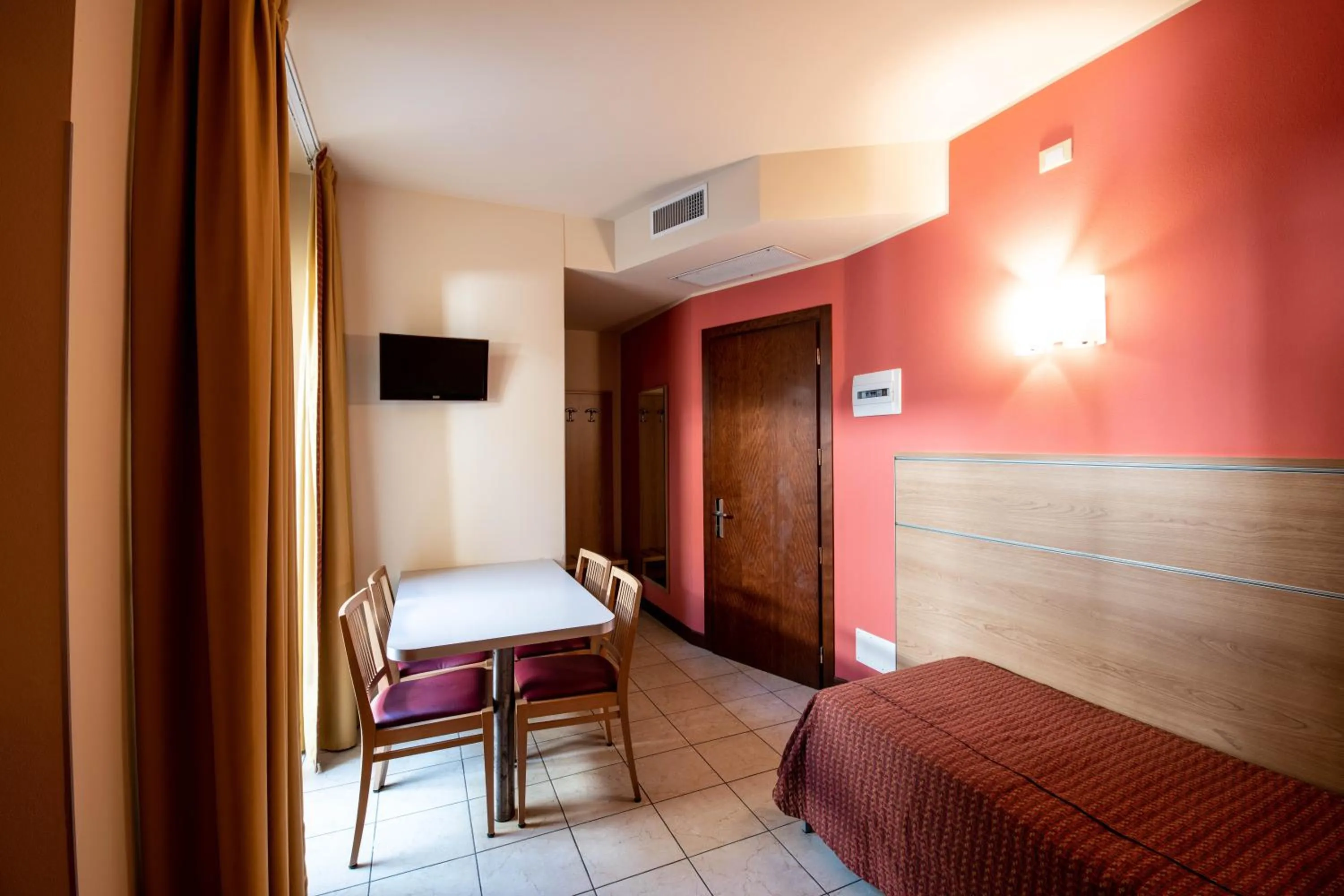 Photo of the whole room, Bed in Hotel Mondial