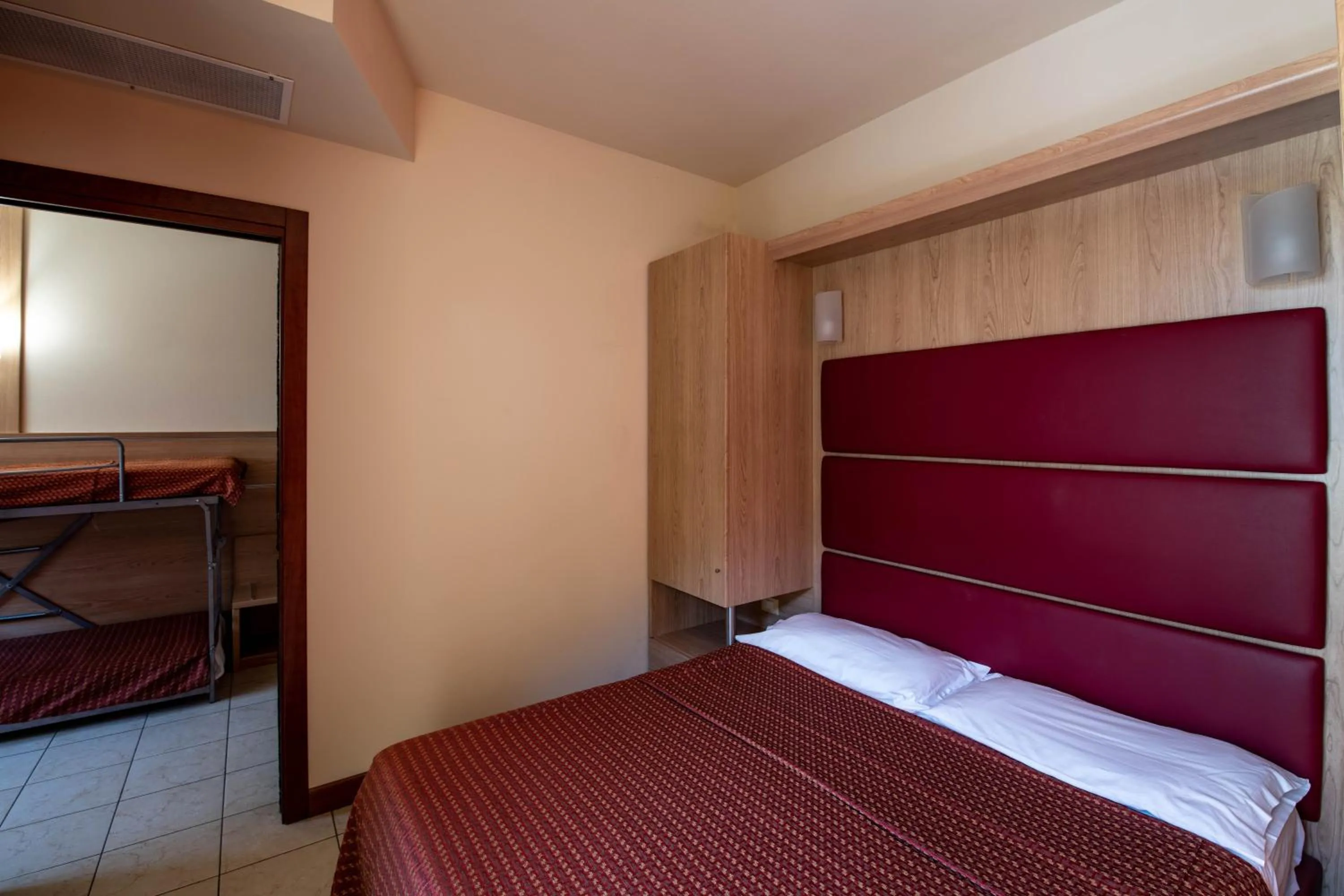 Photo of the whole room, Bed in Hotel Mondial