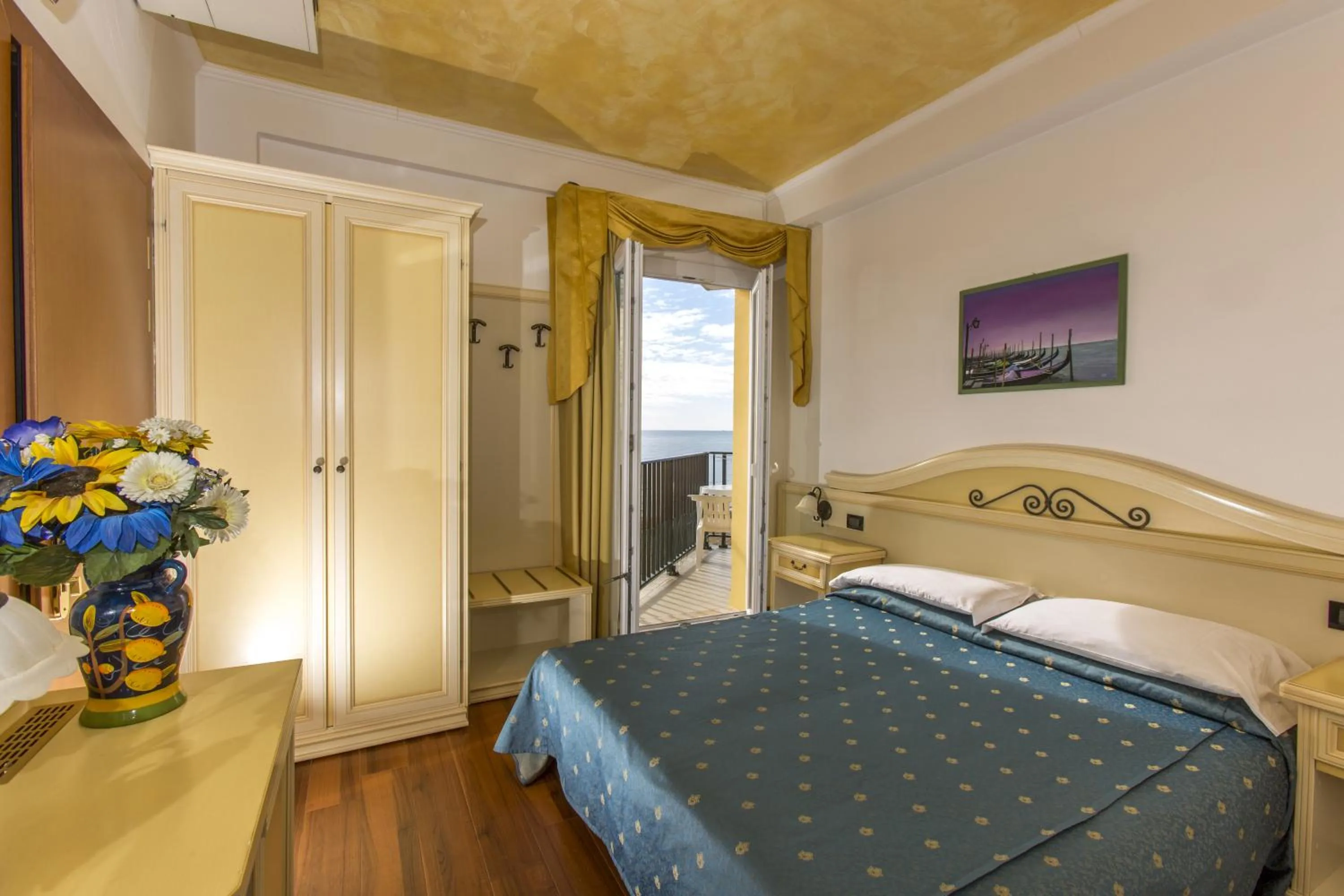 Photo of the whole room, Bed in Hotel Mondial