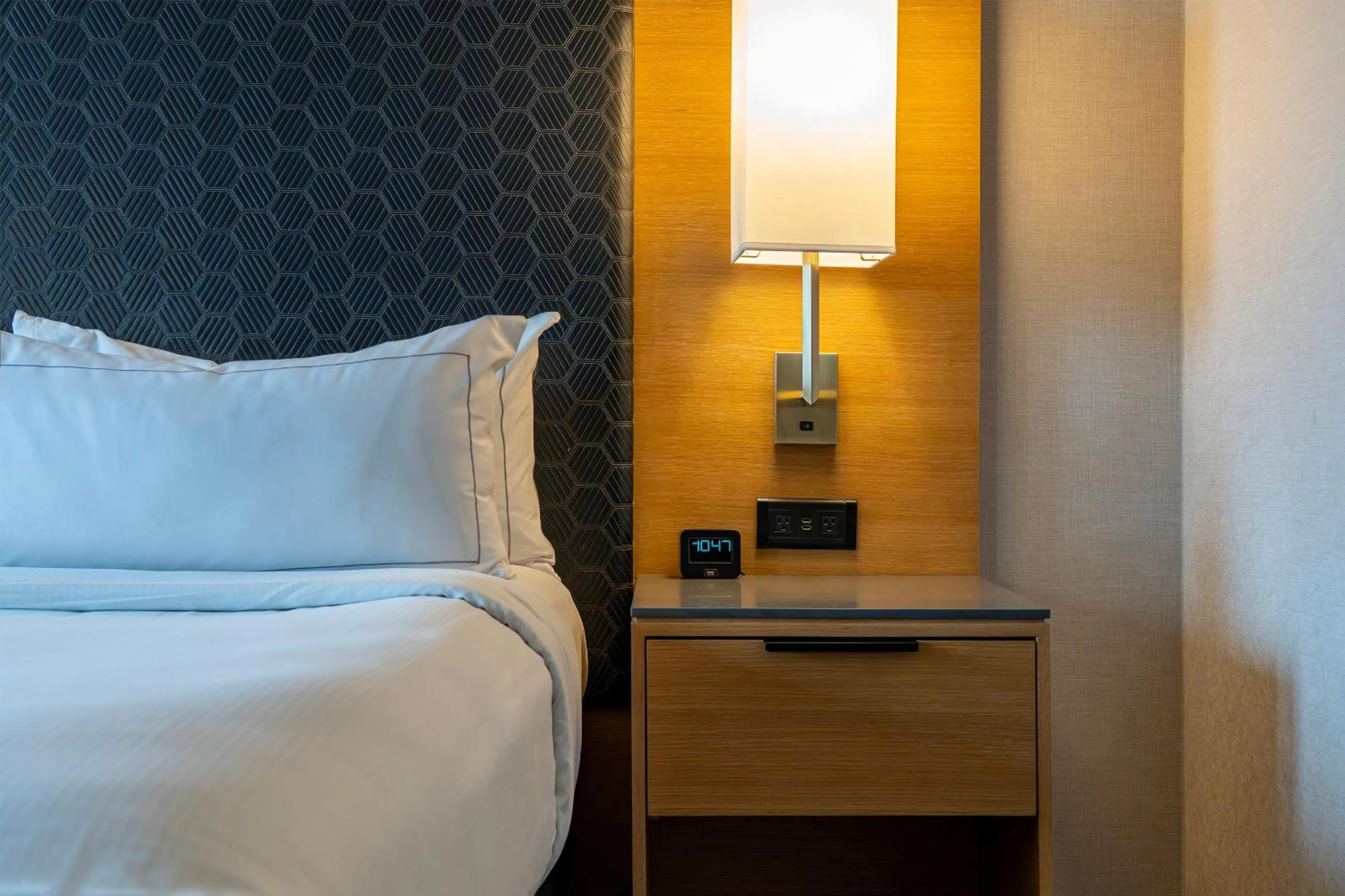 View (from property/room), Bed in Hilton Des Moines Downtown