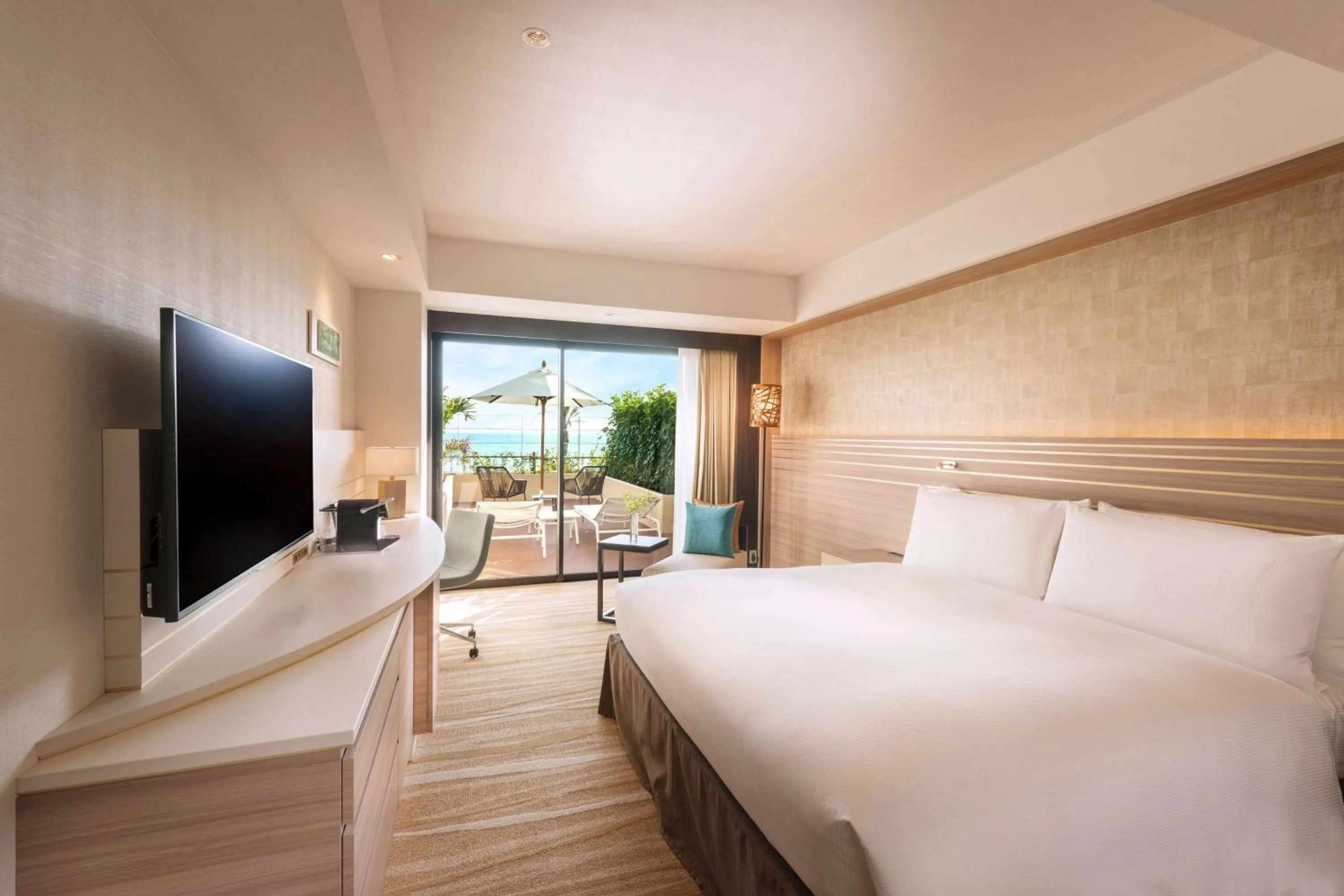 Bed in DoubleTree by Hilton Okinawa Chatan Resort