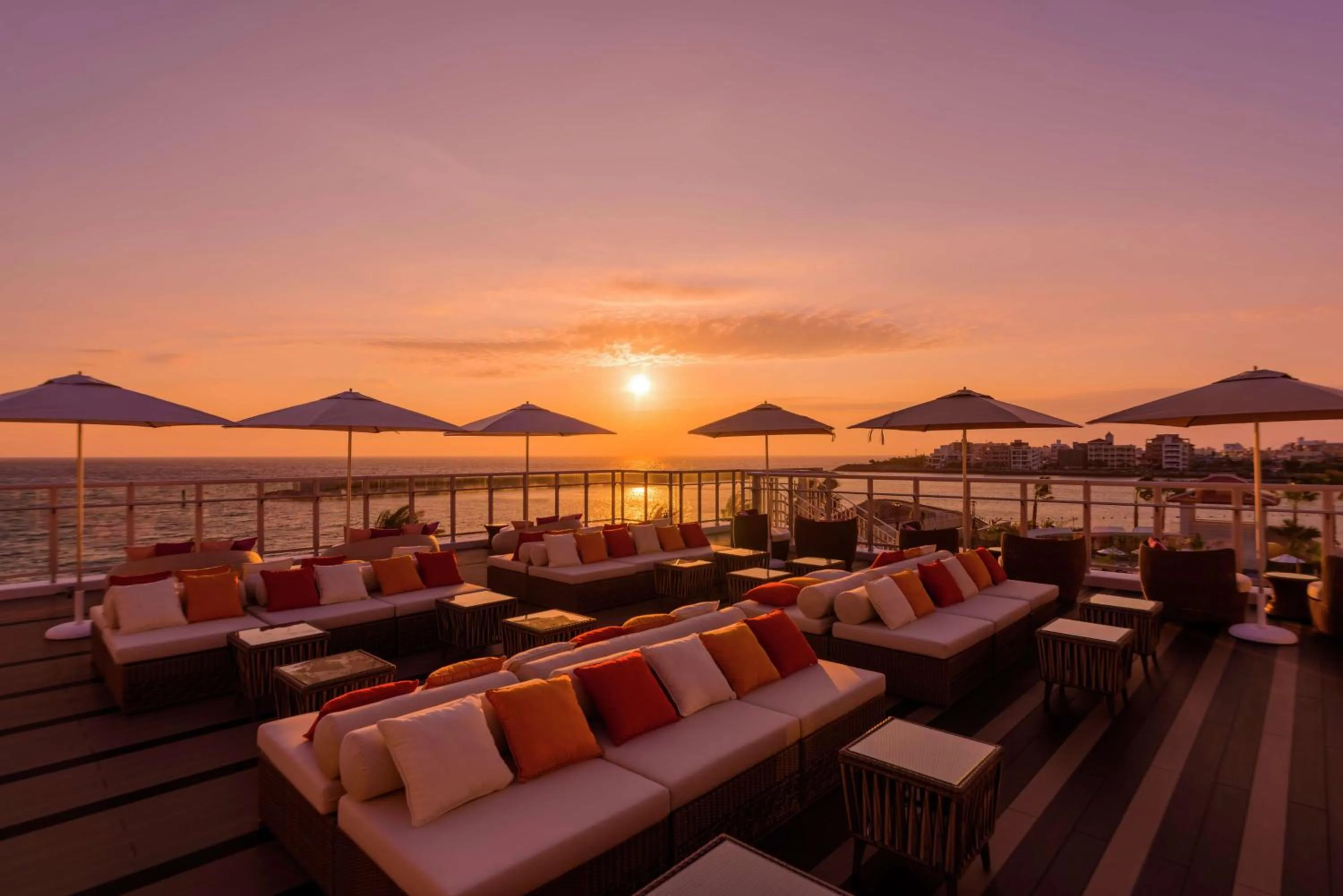 Lounge or bar in DoubleTree by Hilton Okinawa Chatan Resort