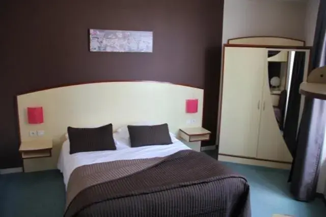 Double Room in Logis Hôtel de France restaurant le Lucullus Double Room in Logis Hôtel de France restaurant le Lucullus