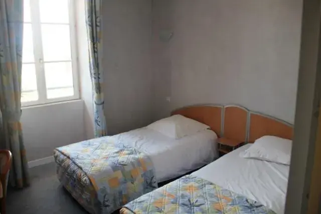 Twin Room in Logis Hôtel de France restaurant le Lucullus Twin Room in Logis Hôtel de France restaurant le Lucullus