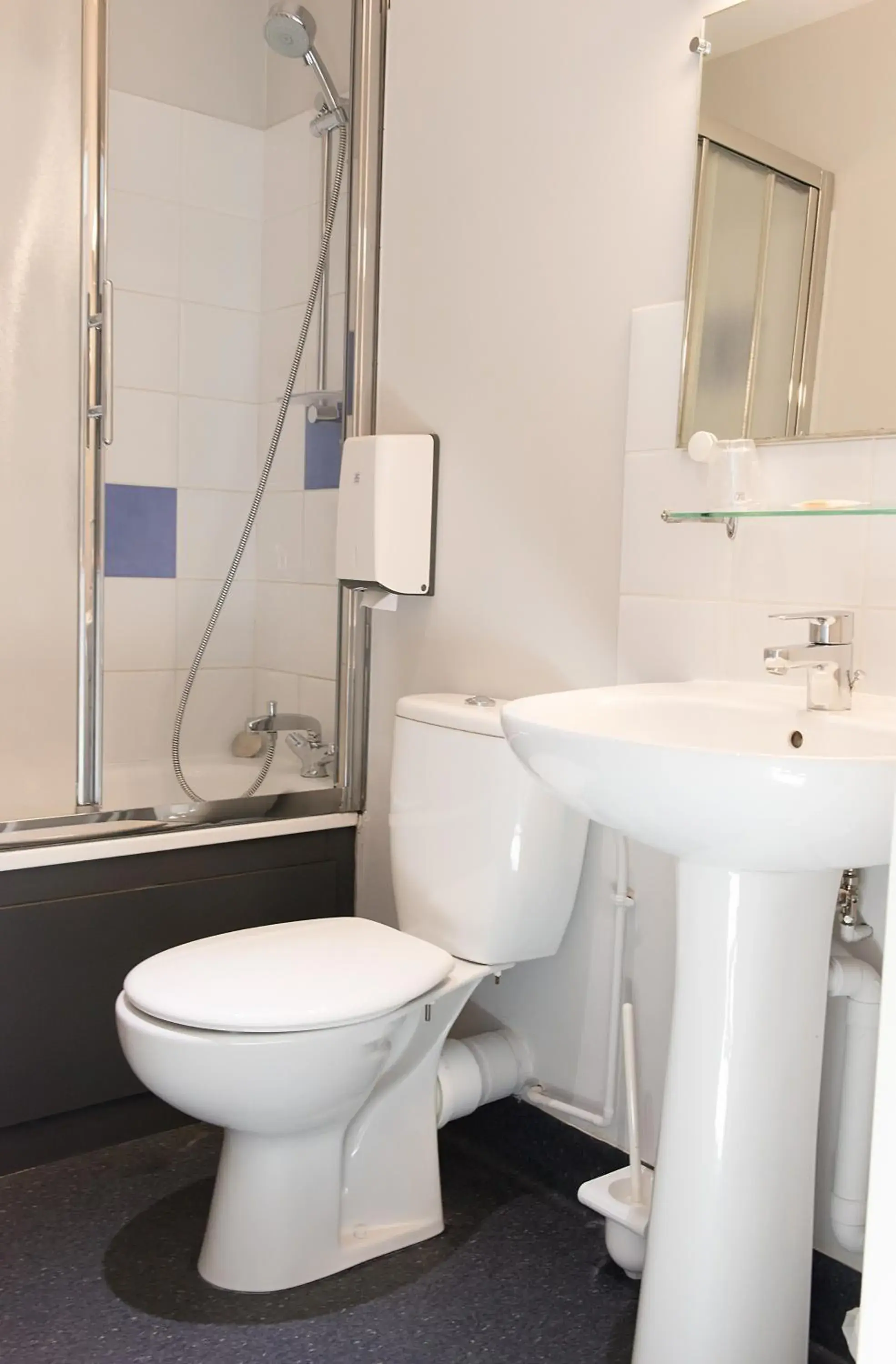 Single Room in Logis Hôtel de France restaurant le Lucullus Single Room in Logis Hôtel de France restaurant le Lucullus