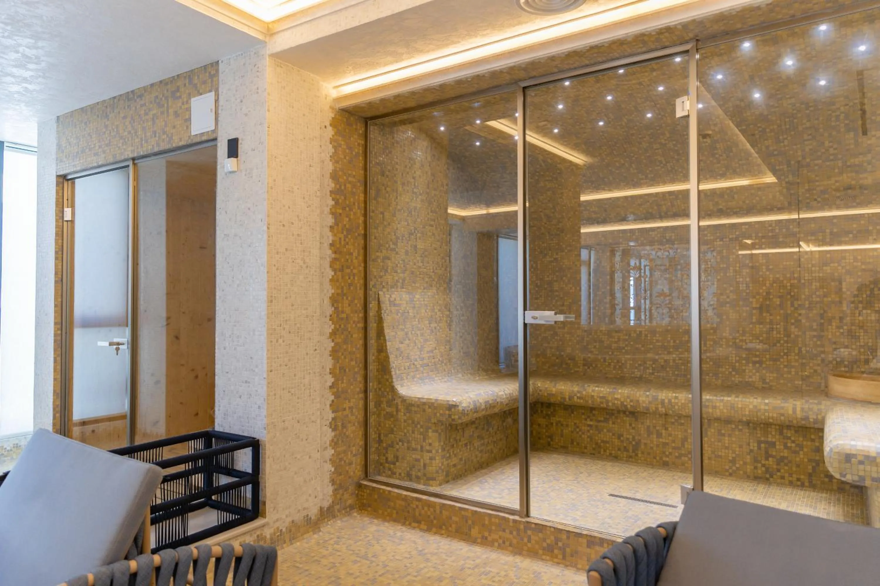 W Regal Boutique Hotel&Spa