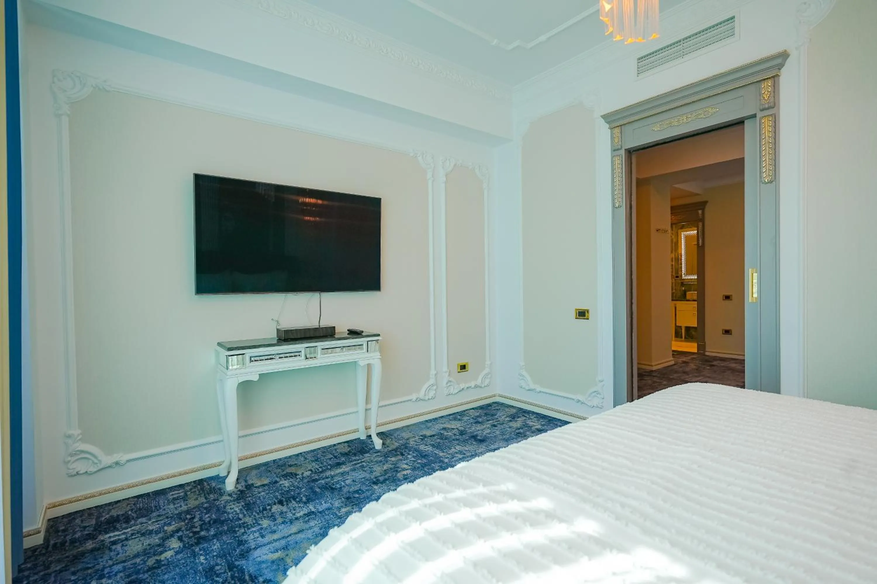 Bed in W Regal Boutique Hotel&Spa