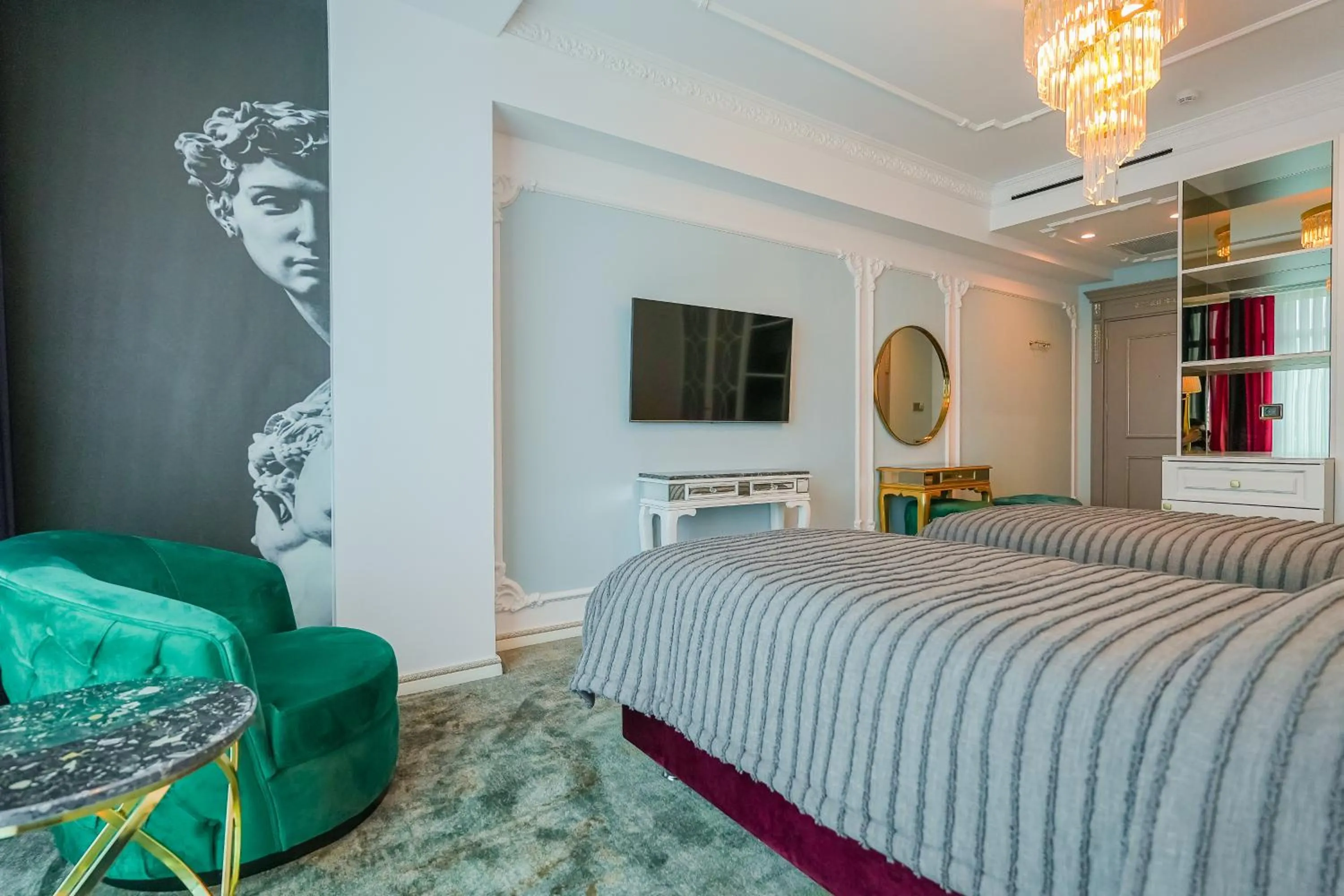 Bed in W Regal Boutique Hotel&Spa