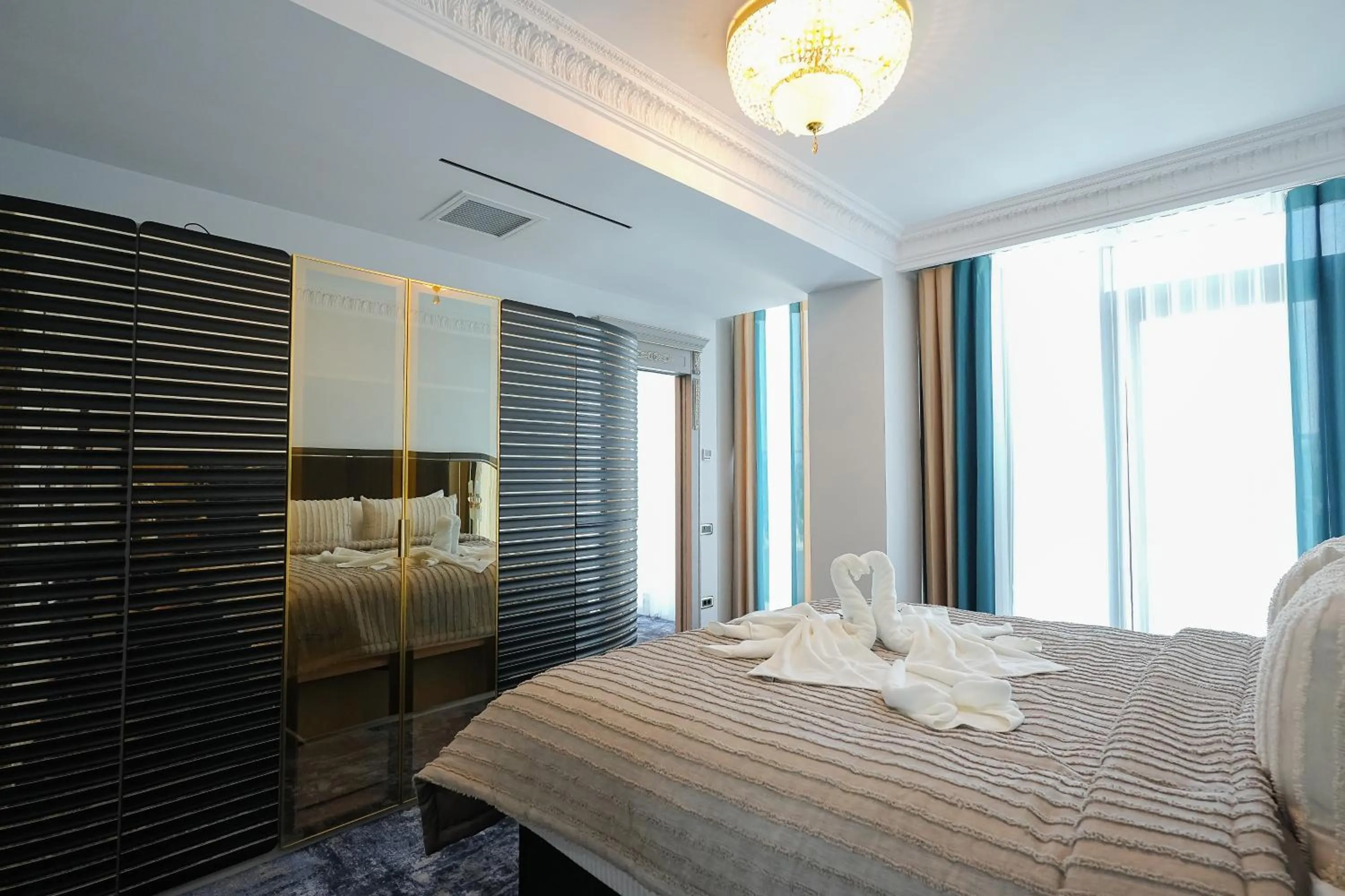 Bed in W Regal Boutique Hotel&Spa