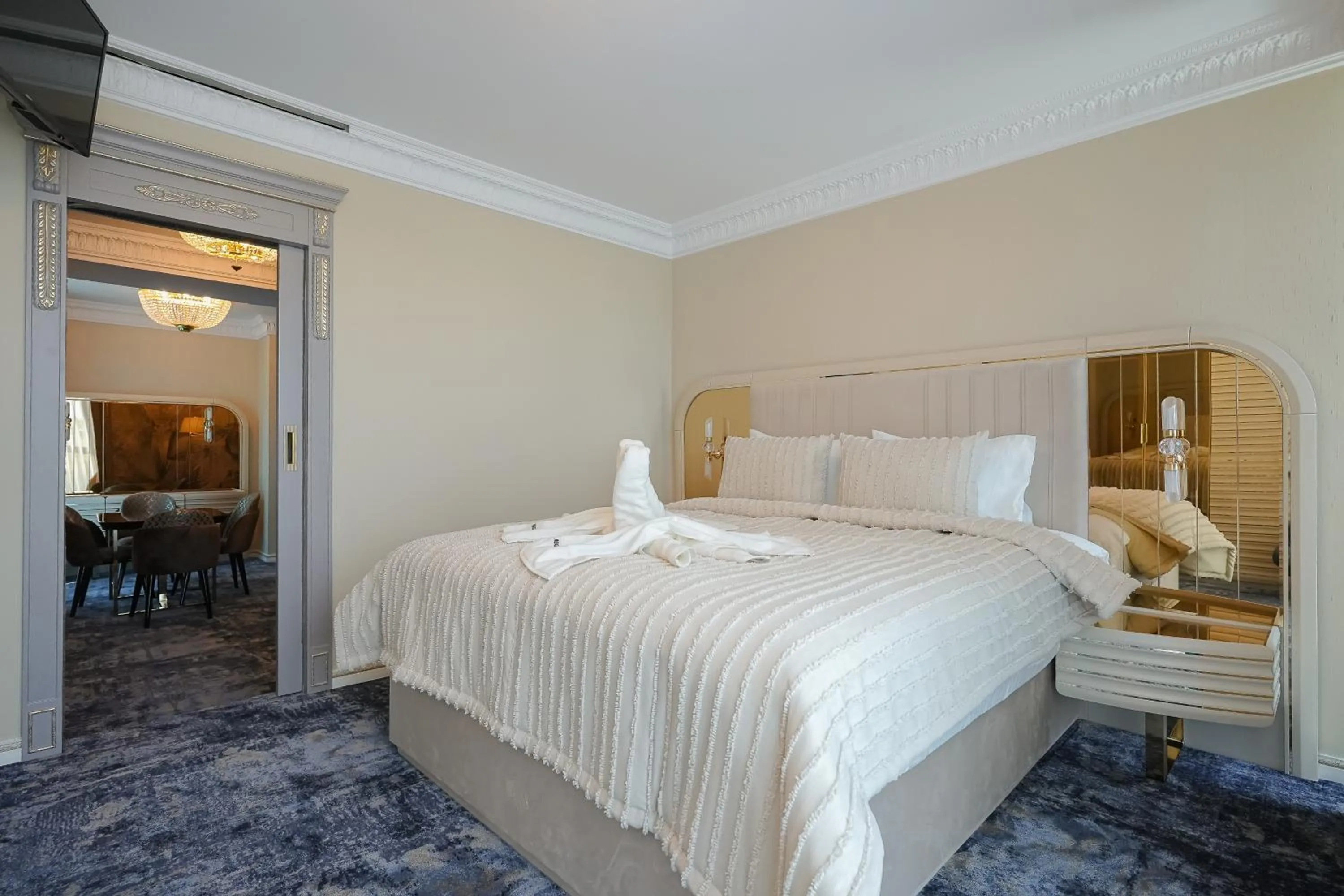 Bed in W Regal Boutique Hotel&Spa