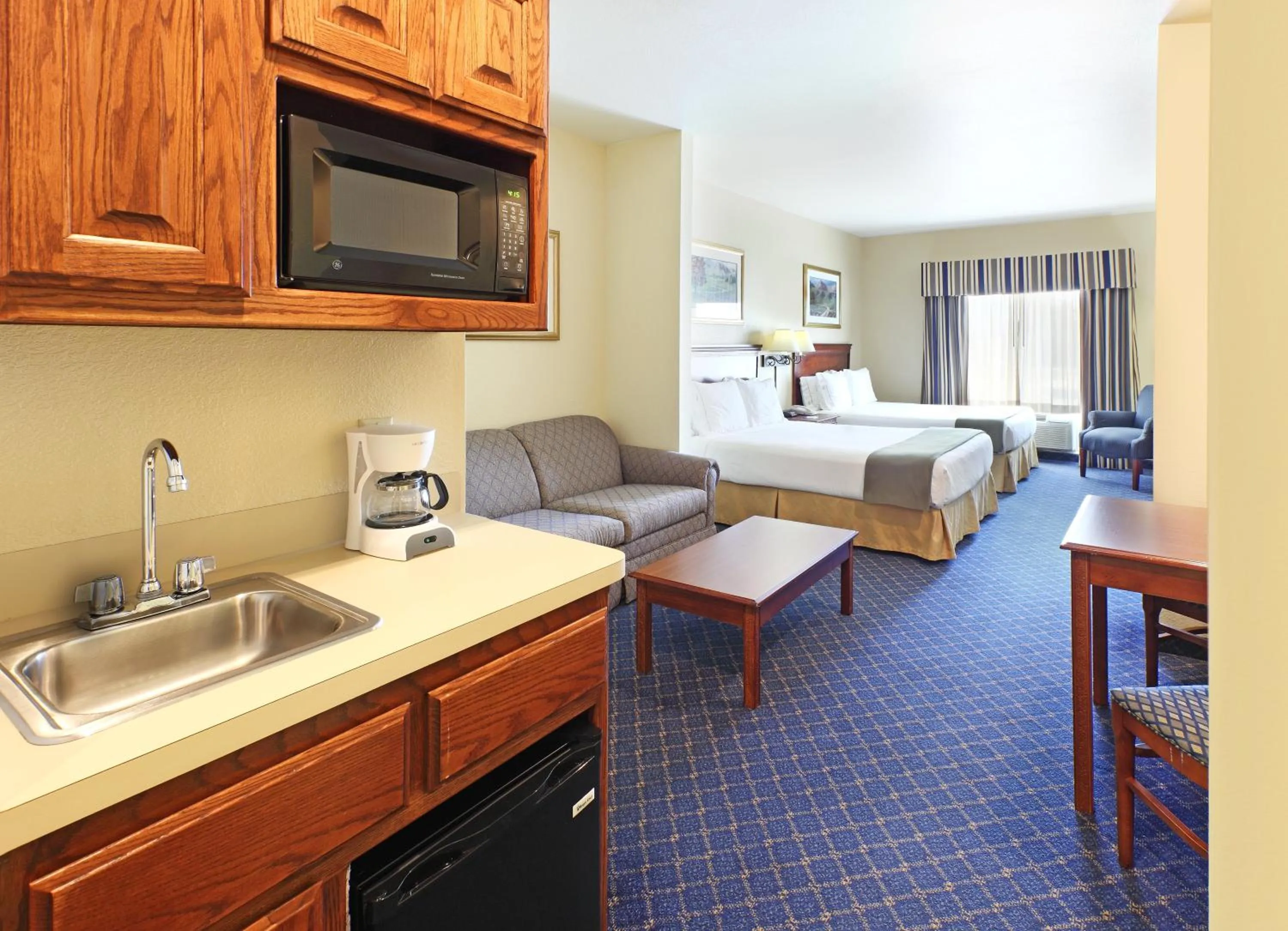 Photo of the whole room, Bed in Holiday Inn Express Hotels & Suites Mountain Home by IHG