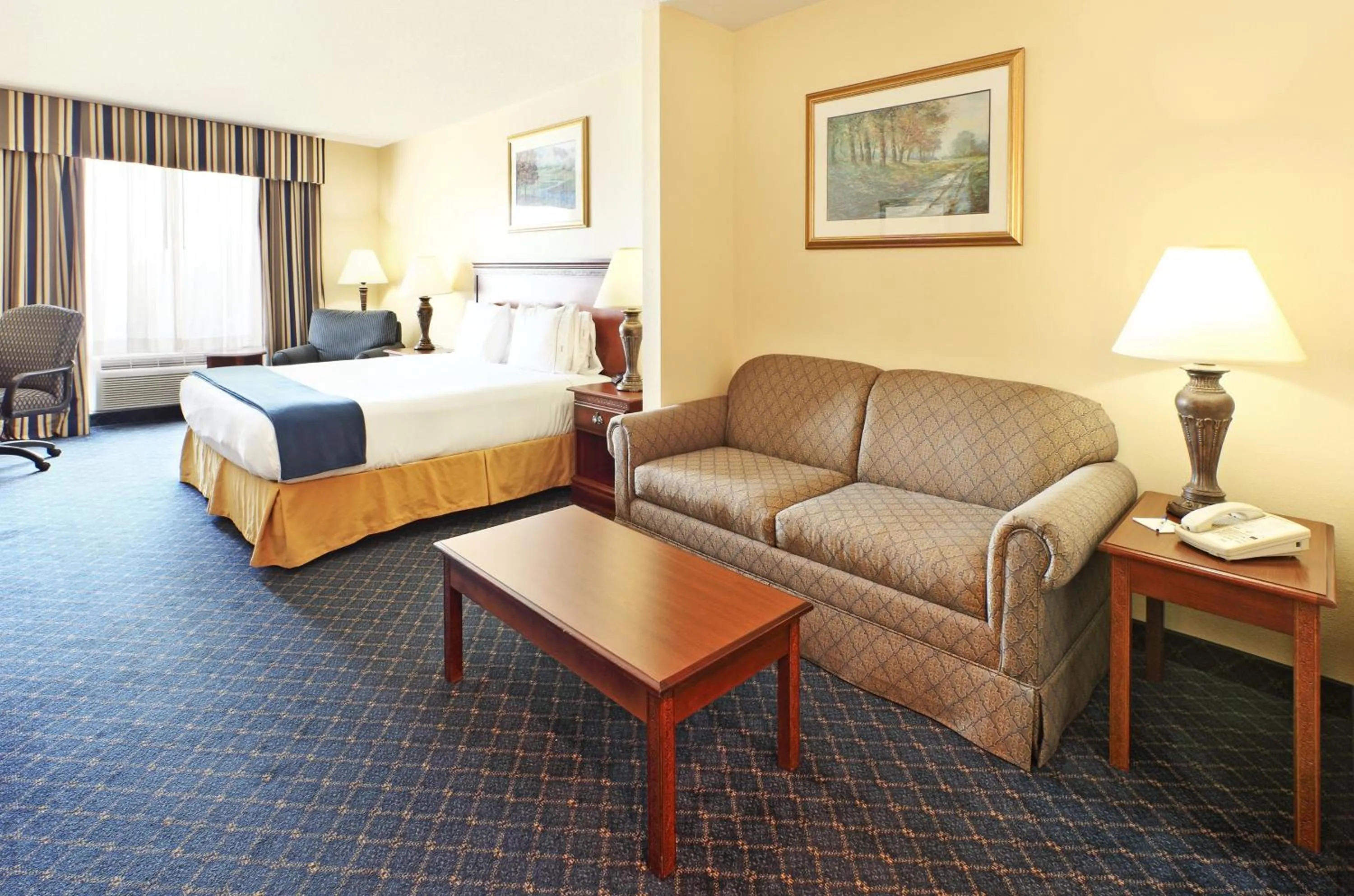 Photo of the whole room, Bed in Holiday Inn Express Hotels & Suites Mountain Home by IHG